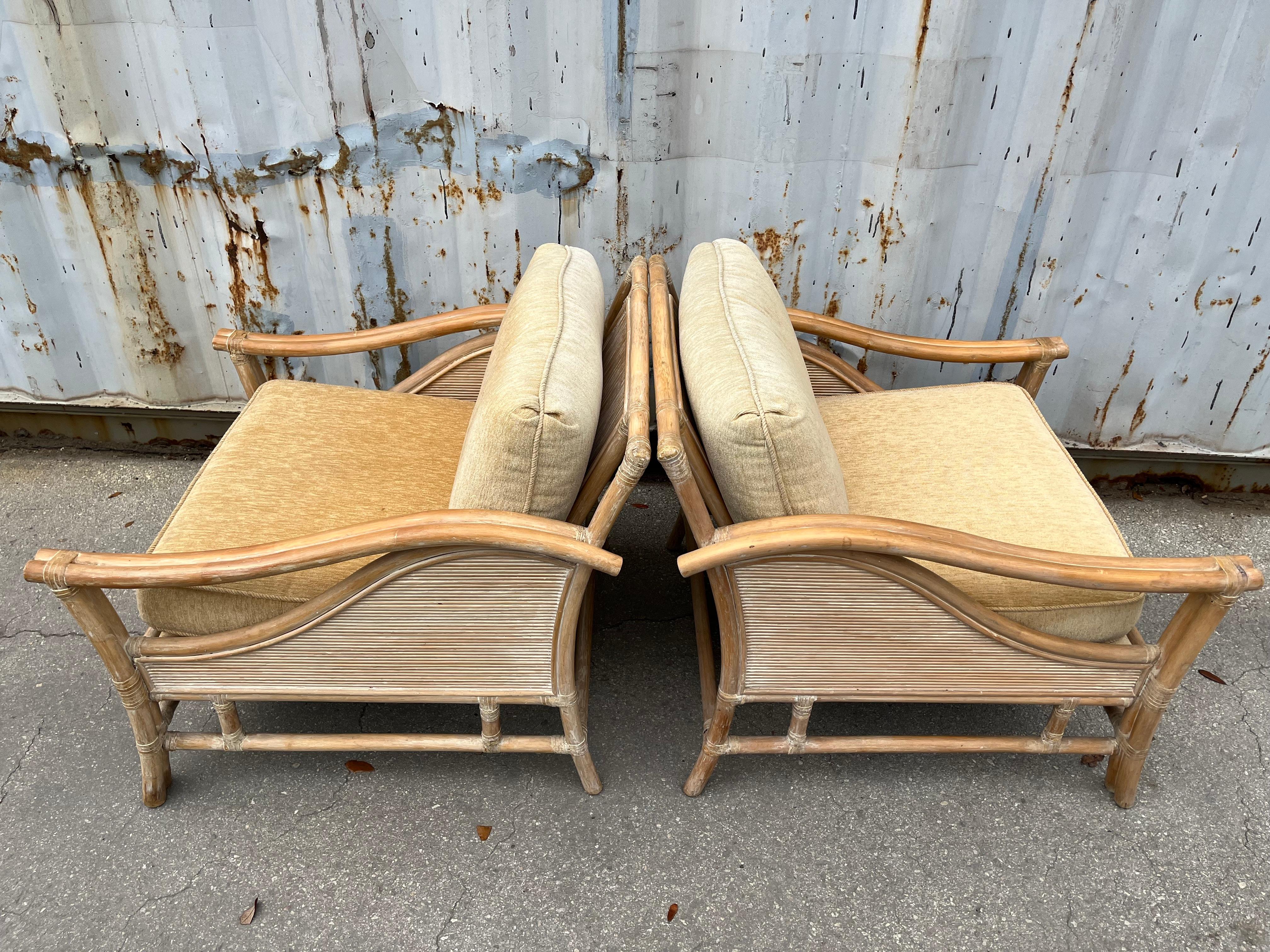 Un Par De Sillas De Tumbona De Ratán Estilo Costero Es La Manera De McGuire. C. 1980s Tapicería en venta