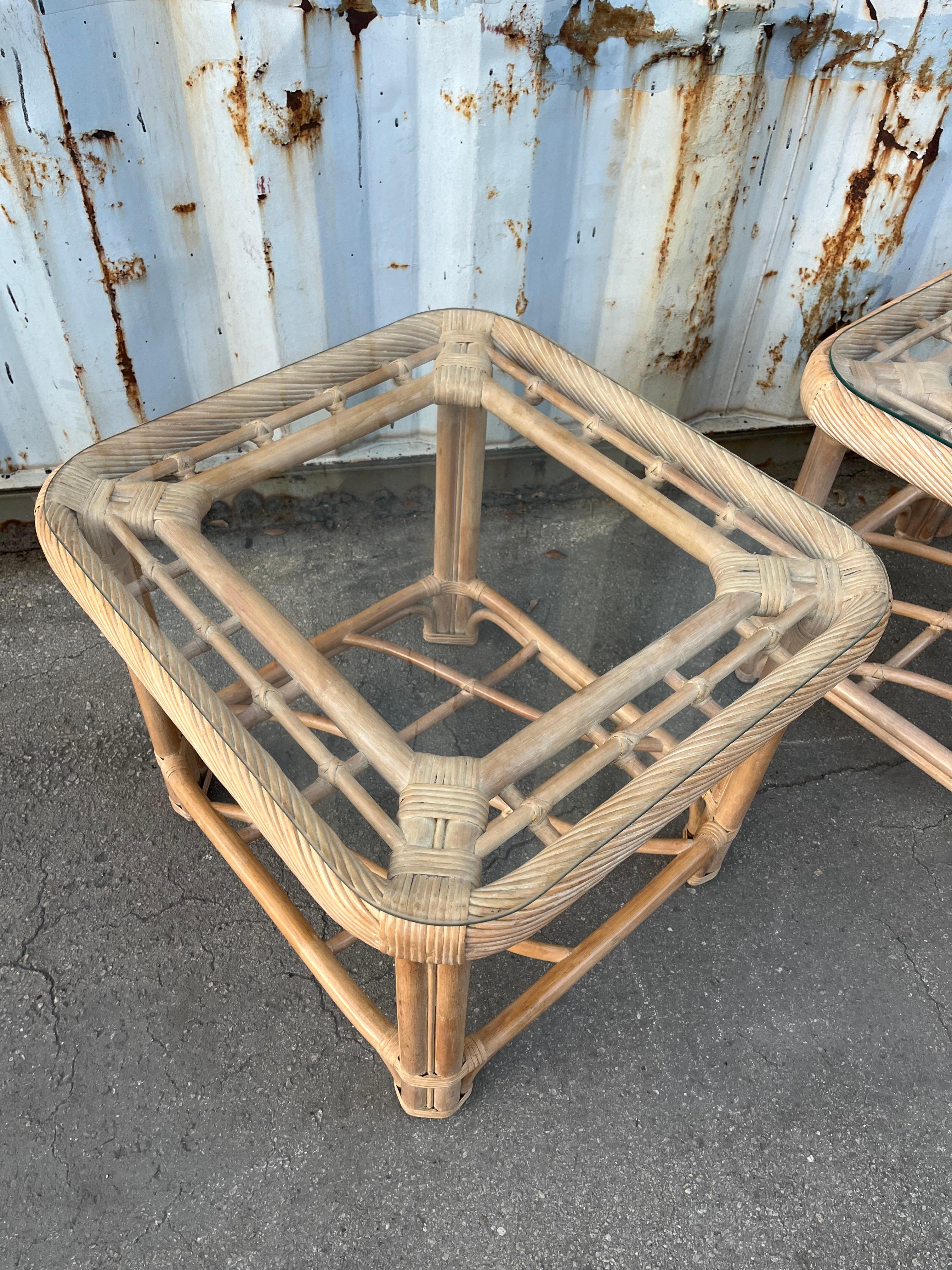 Paire de tables d'appoint en rotin de style côtier, dans le style de Jordan Brown. C 1980 en vente 3