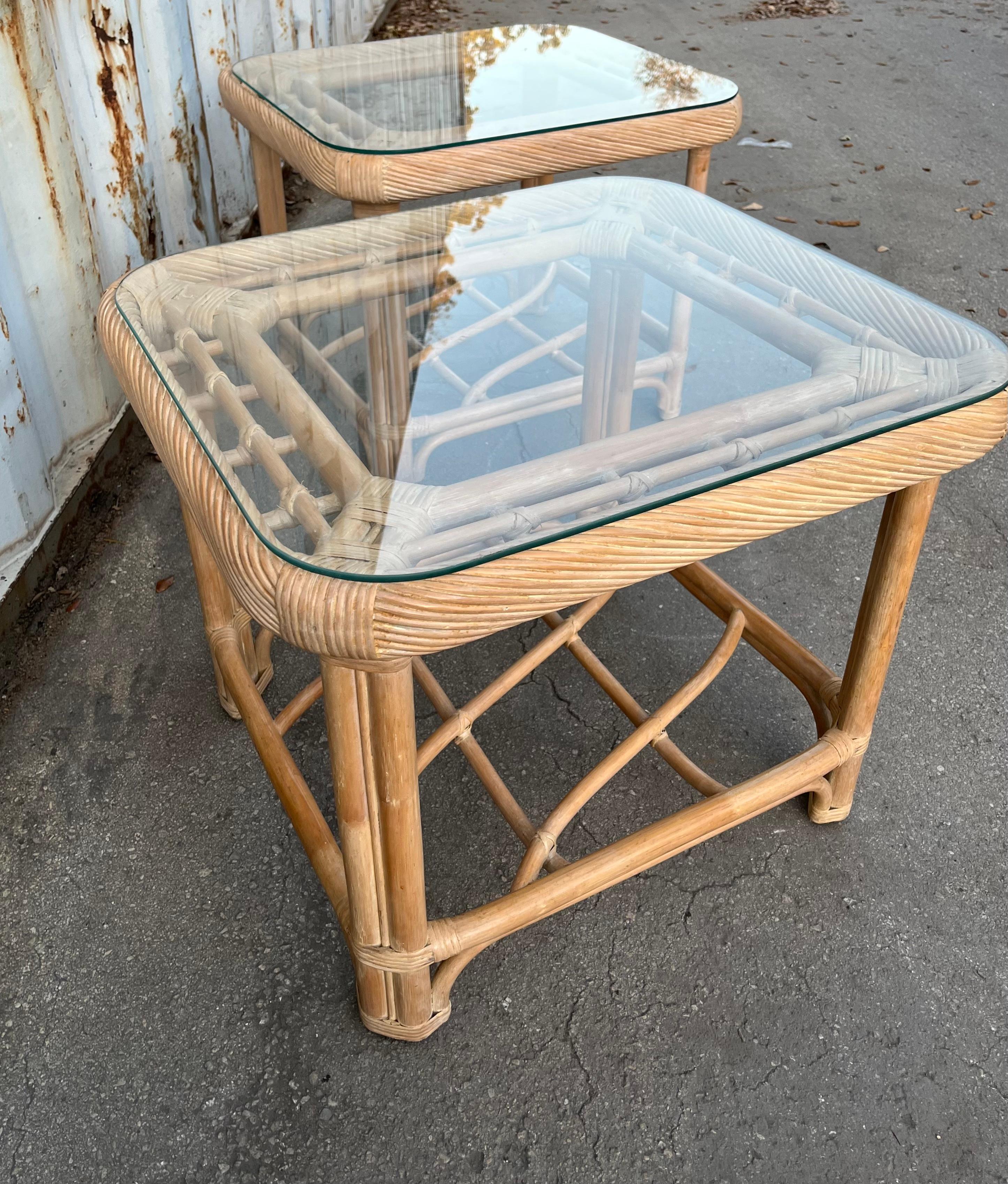 Paire de tables d'appoint en rotin de style côtier, dans le style de Jordan Brown. C 1980 en vente 4