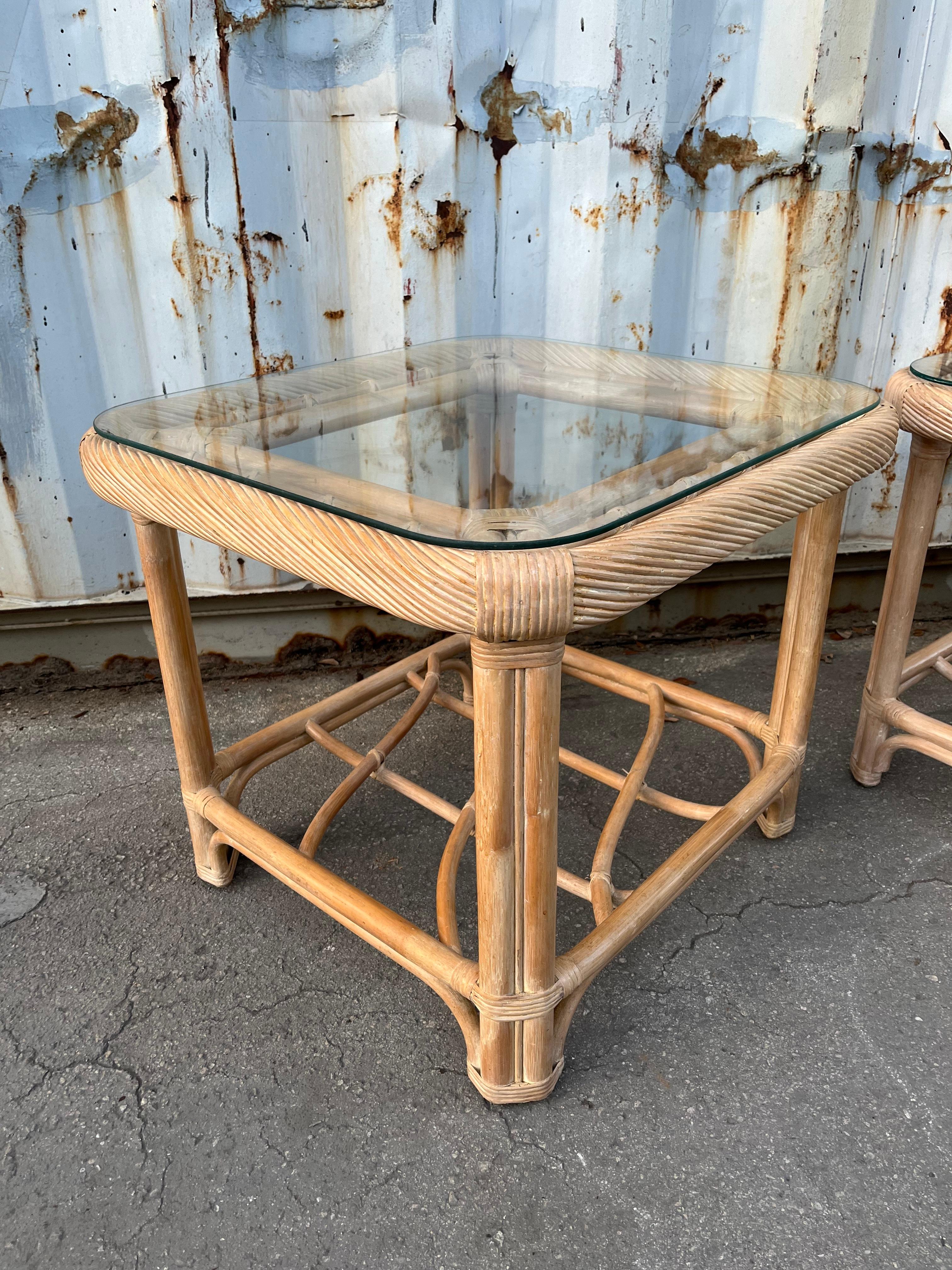 Paire de tables d'appoint en rotin de style côtier, dans le style de Jordan Brown. C 1980 en vente 5