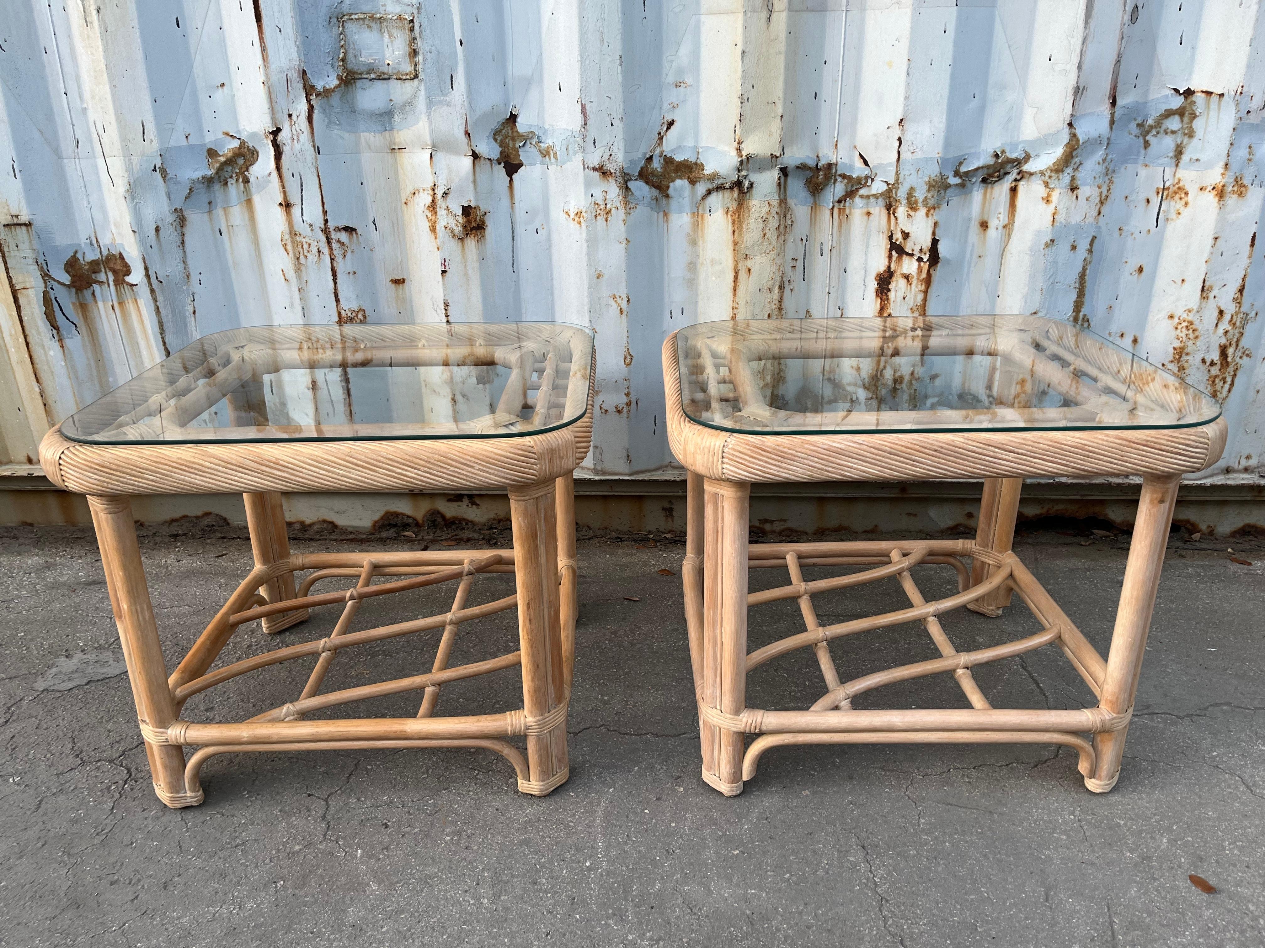 Paire de tables d'appoint en rotin de style côtier, dans le style de Jordan Brown. C 1980 en vente 6