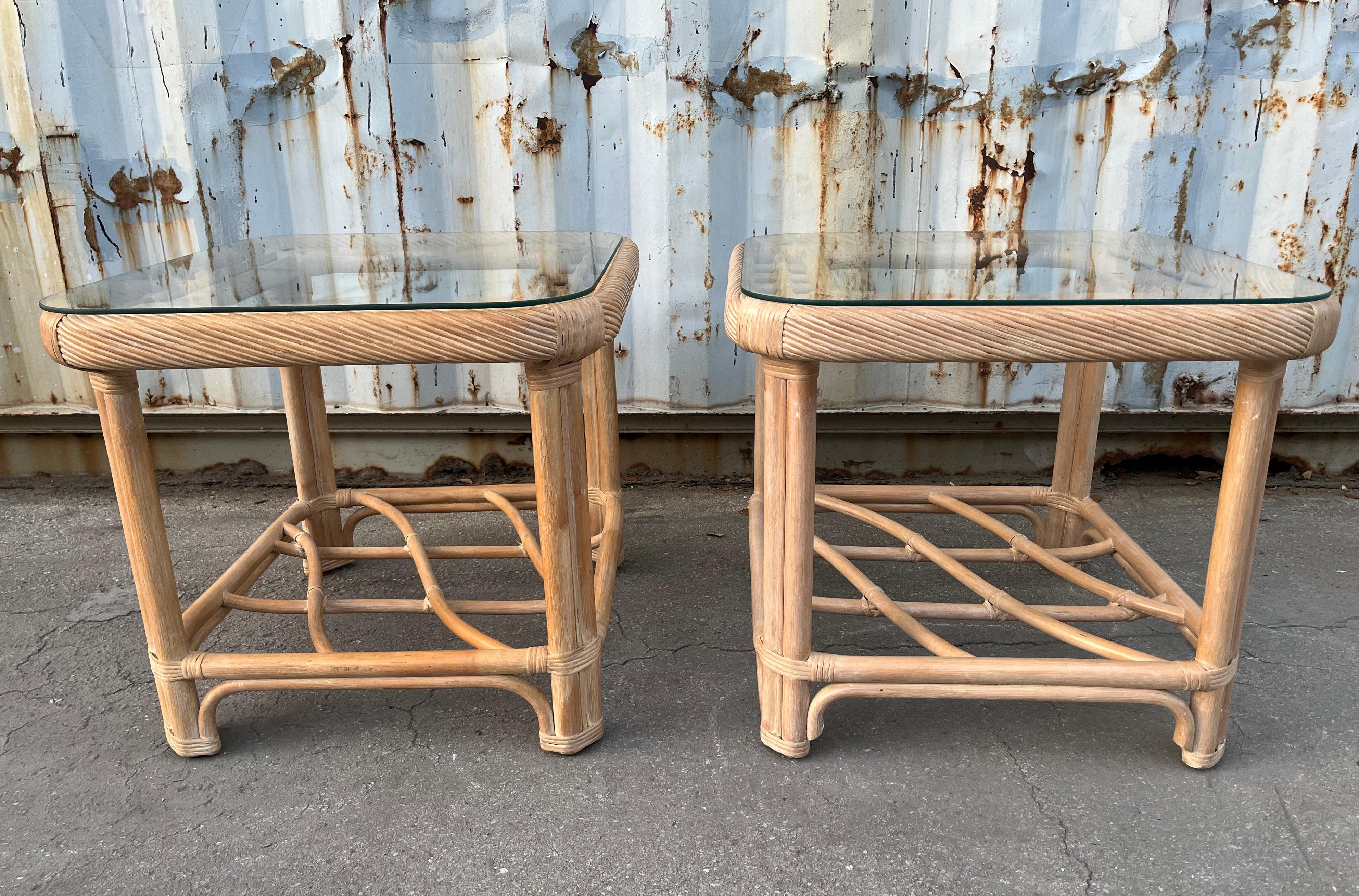 Paire de tables d'appoint en rotin de style côtier, dans le style de Jordan Brown. C 1980 en vente 8