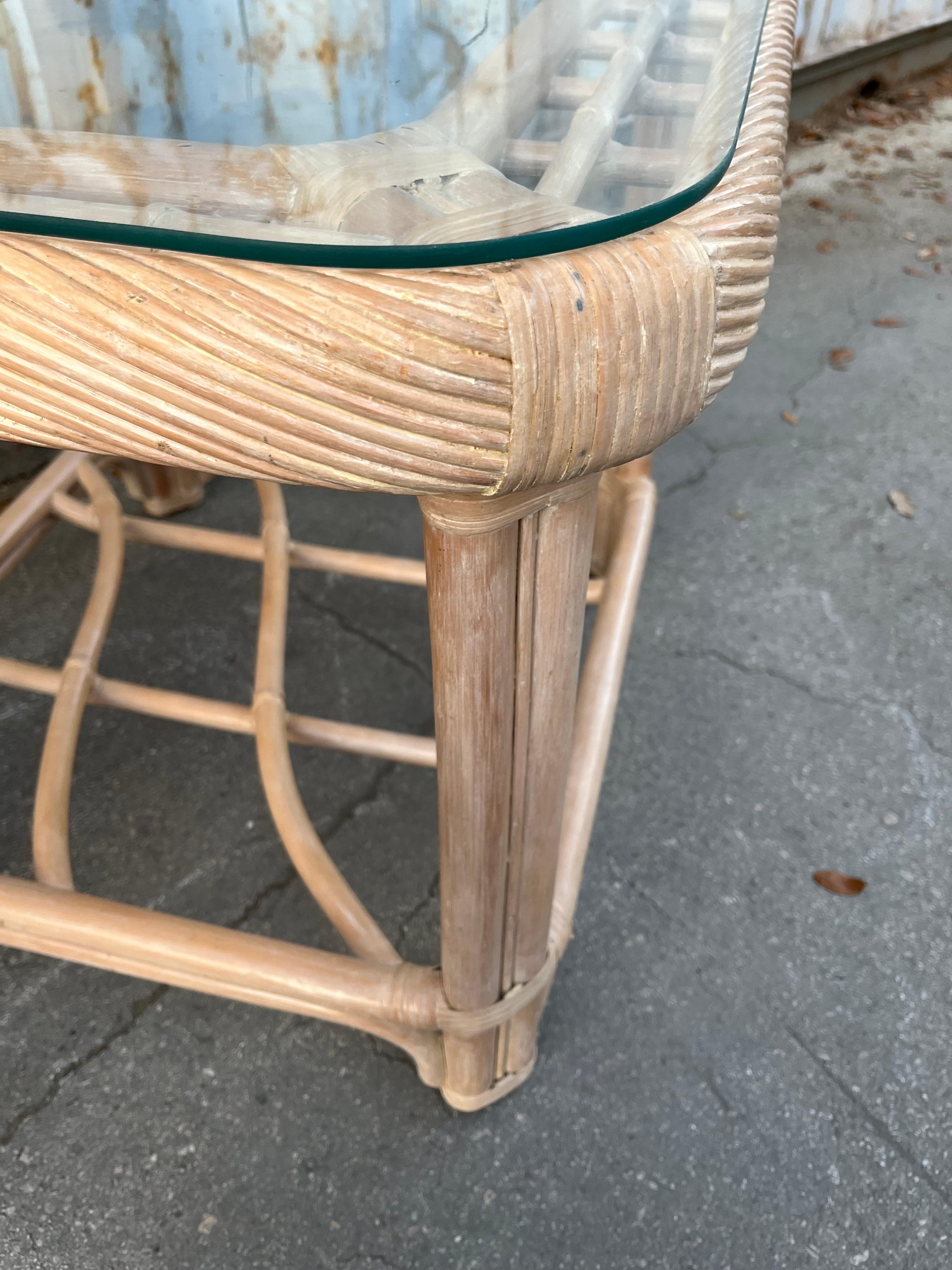 Paire de tables d'appoint en rotin de style côtier, dans le style de Jordan Brown. C 1980 en vente 9