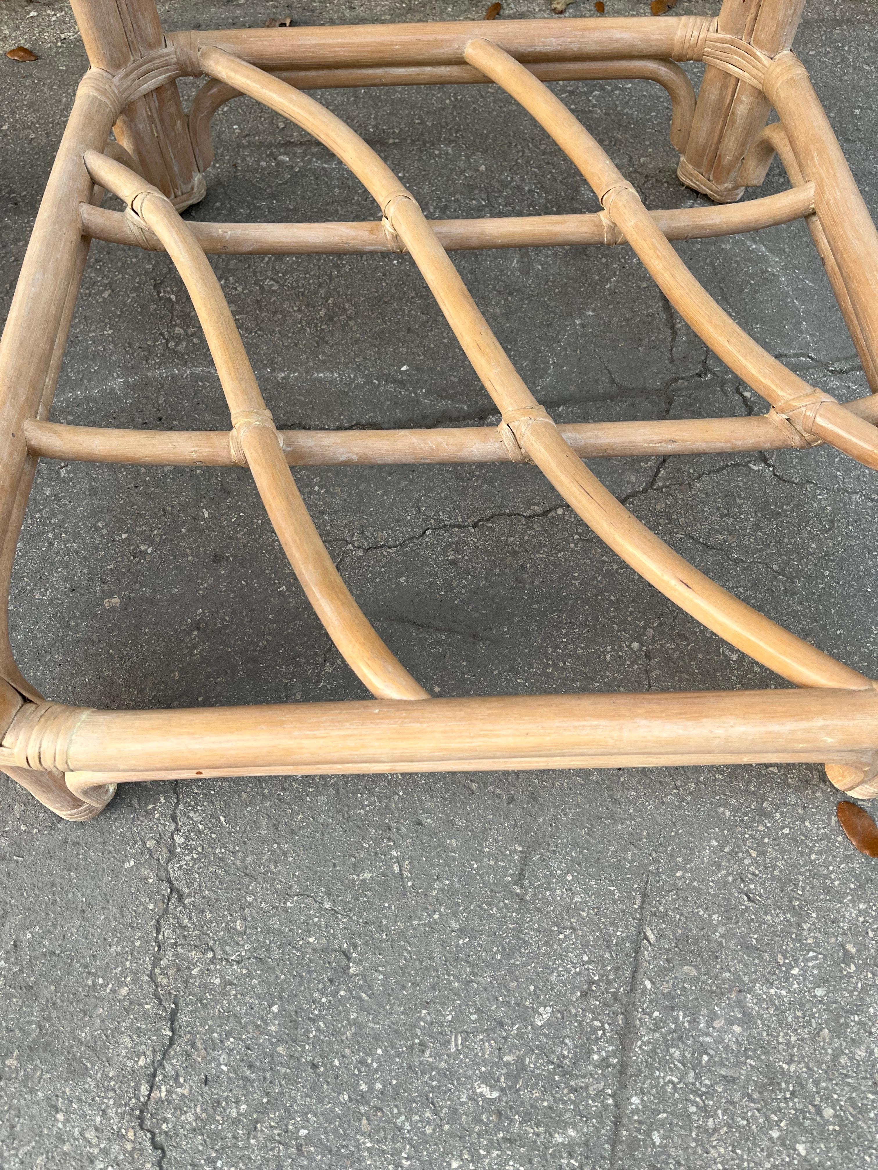Paire de tables d'appoint en rotin de style côtier, dans le style de Jordan Brown. C 1980 en vente 10