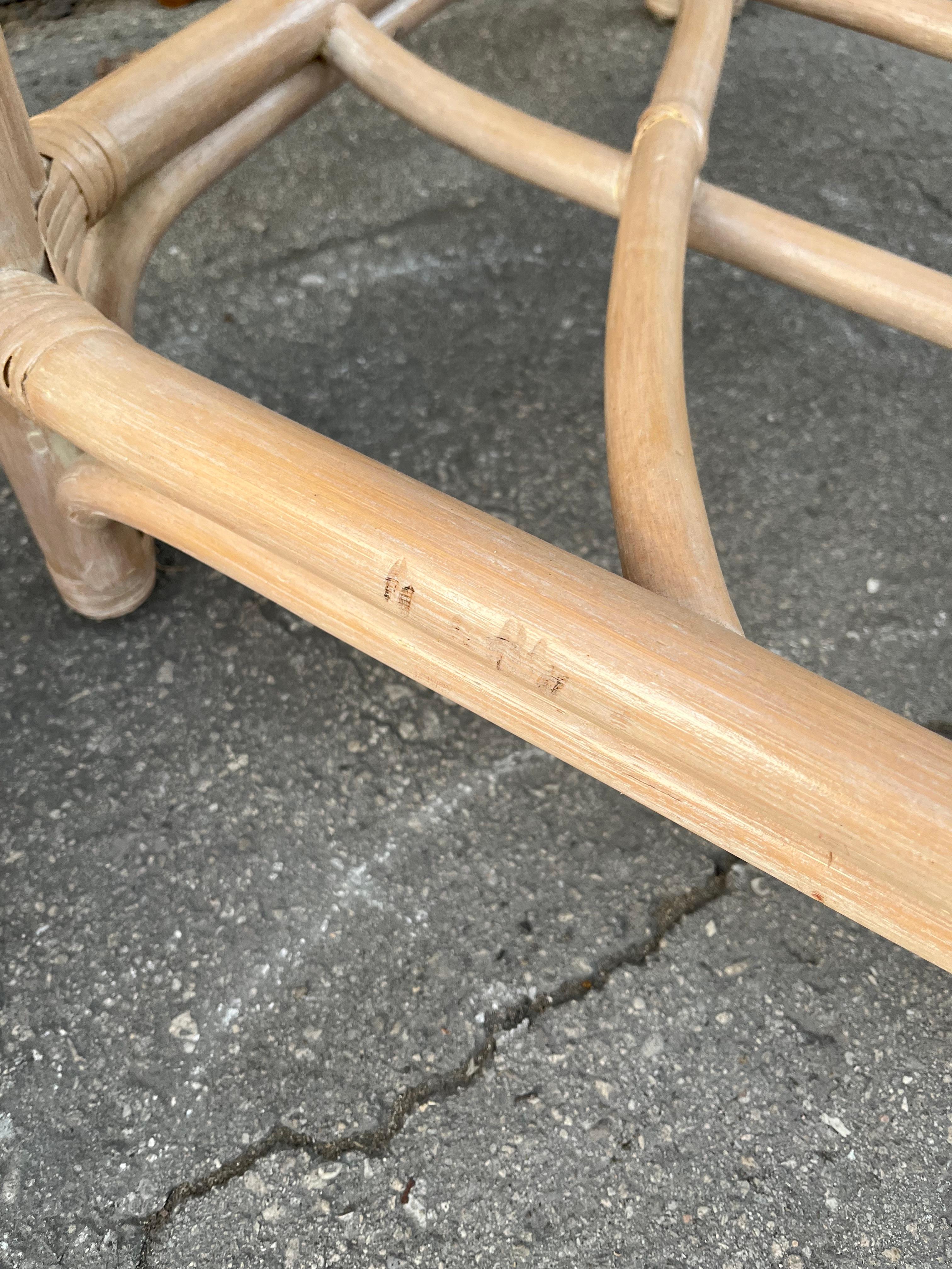 Paire de tables d'appoint en rotin de style côtier, dans le style de Jordan Brown. C 1980 en vente 11