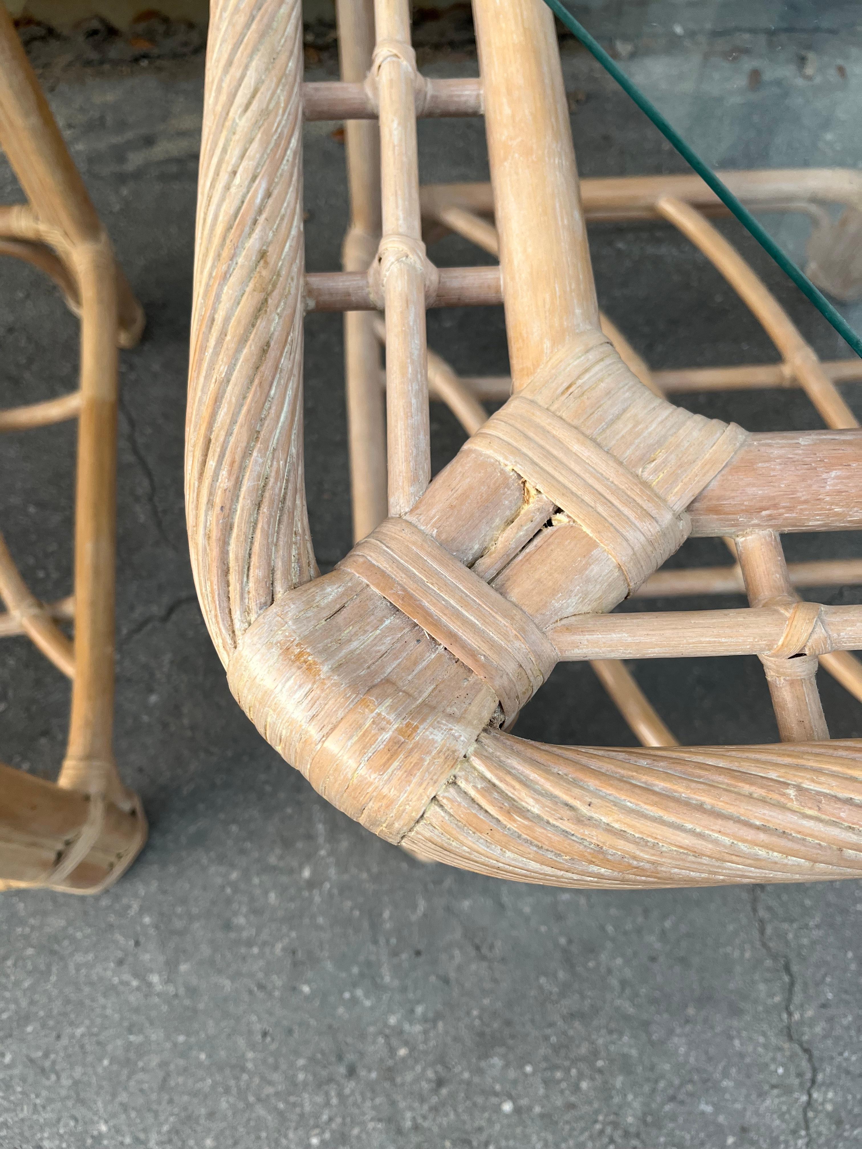 Paire de tables d'appoint en rotin de style côtier, dans le style de Jordan Brown. C 1980 en vente 12