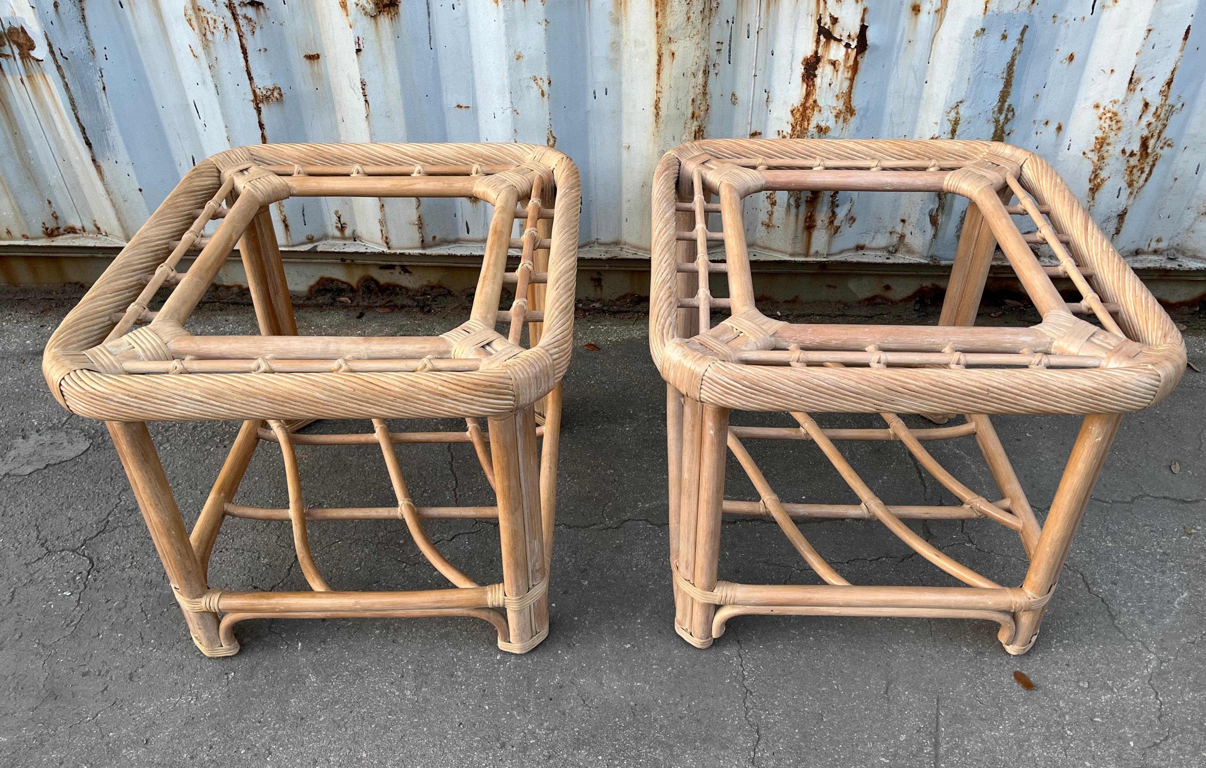 Paire de tables d'appoint en rotin de style côtier vintage à la manière de Brown Jordan. C 1980
Ils sont dotés d'un décor élaboré de roseaux tressés et d'un plateau en verre arrondi et amovible.
En excellent état quasi neuf d'origine avec de très