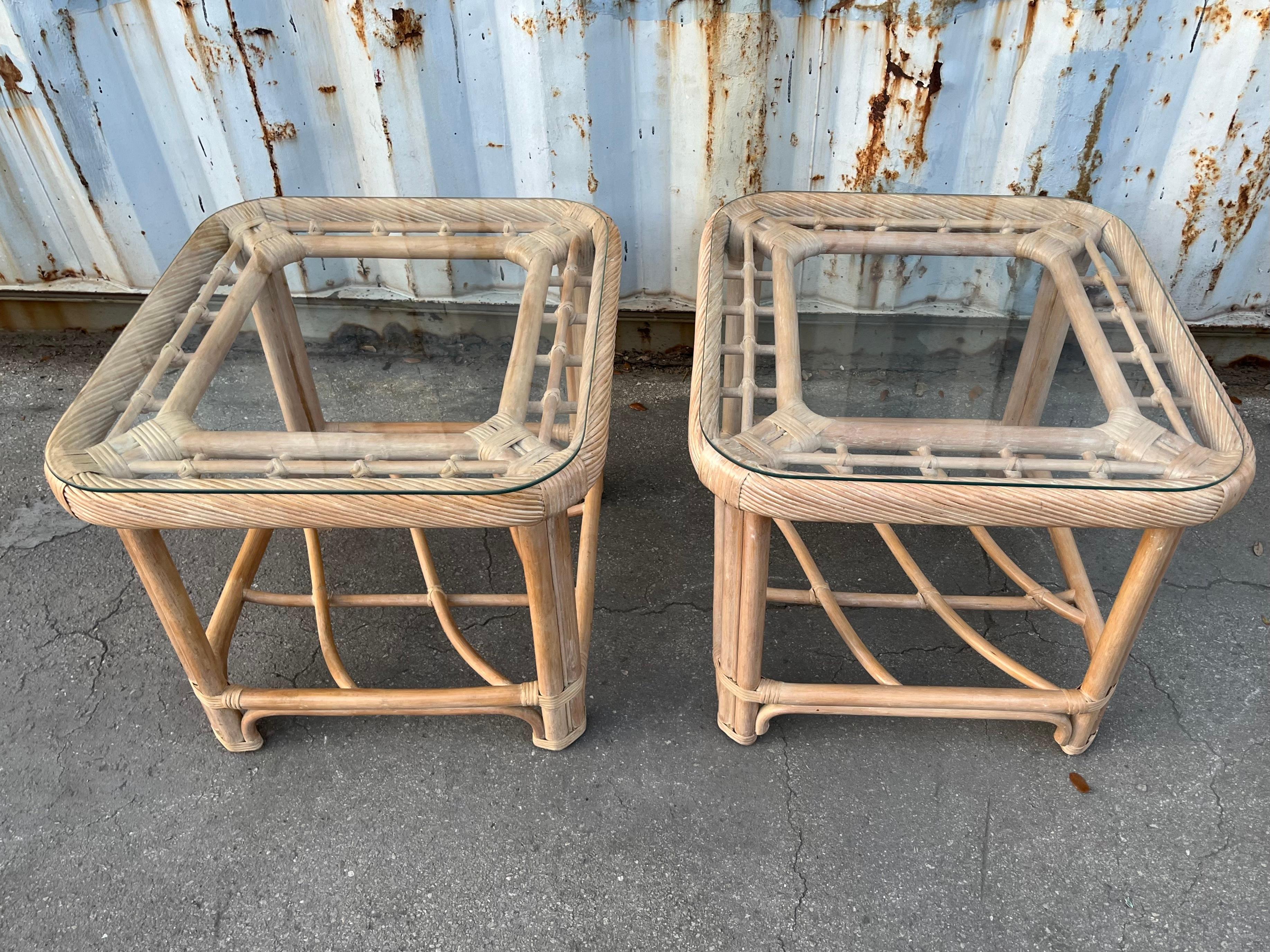 Bohème Paire de tables d'appoint en rotin de style côtier, dans le style de Jordan Brown. C 1980 en vente