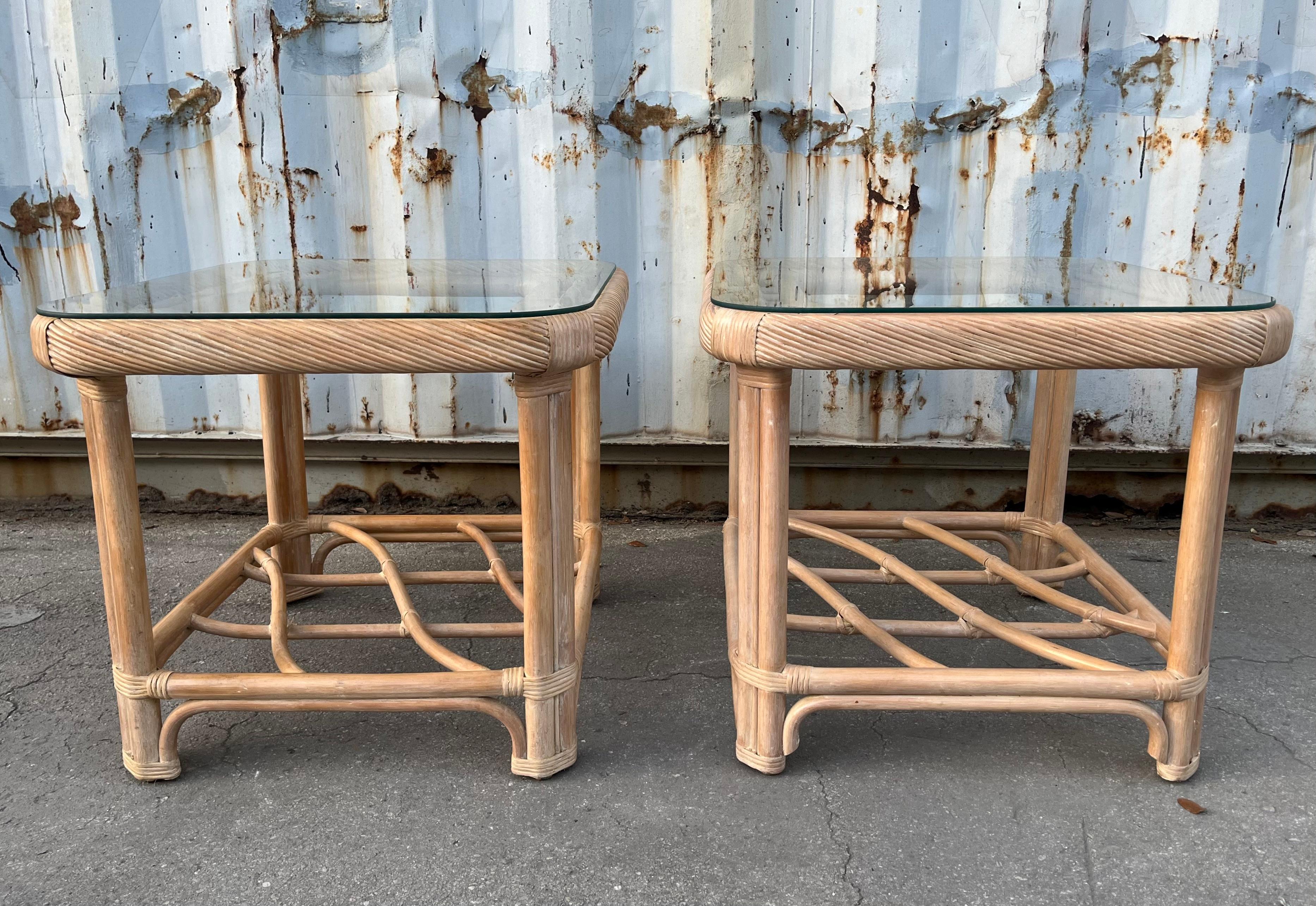 Inconnu Paire de tables d'appoint en rotin de style côtier, dans le style de Jordan Brown. C 1980 en vente