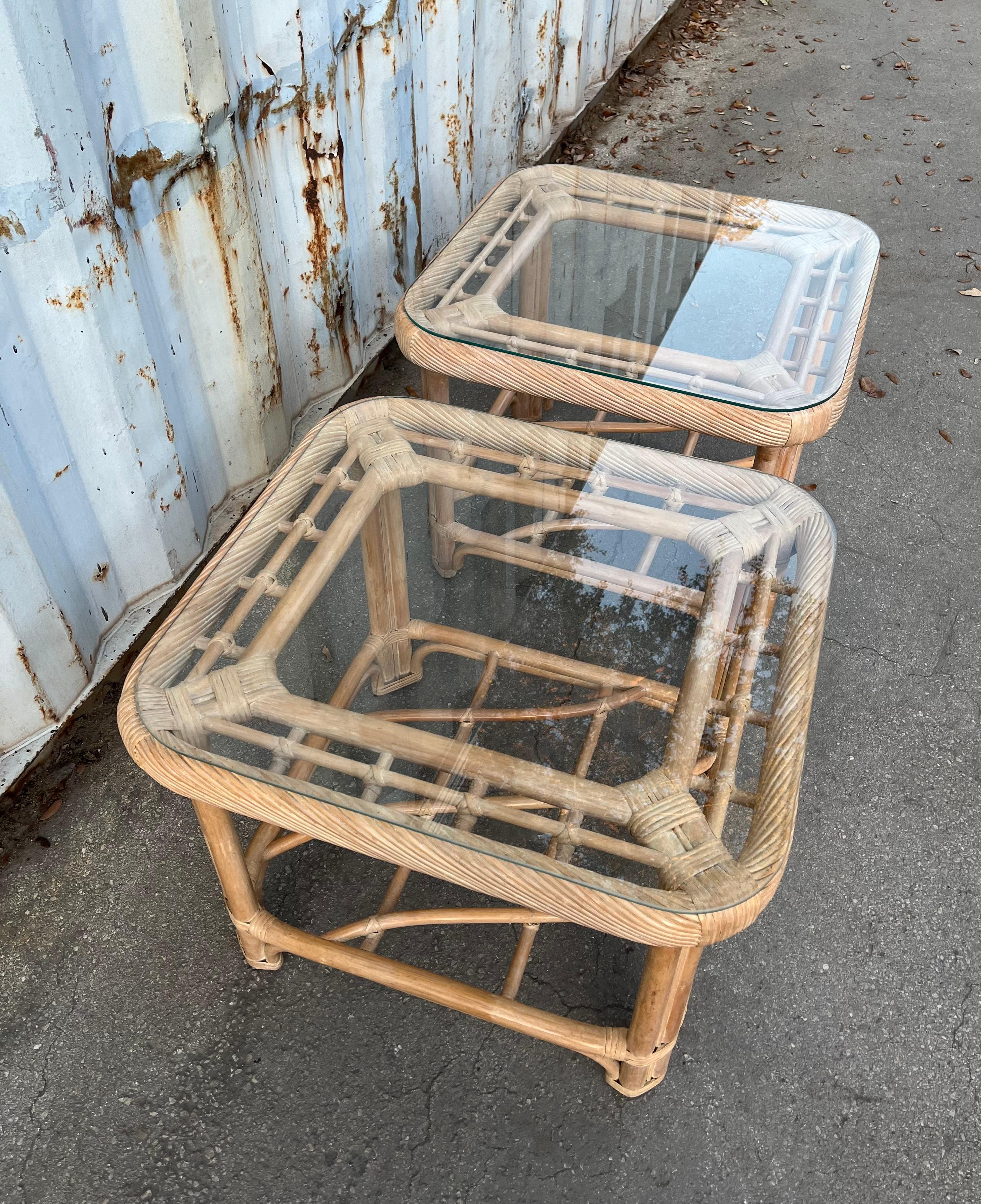 Paire de tables d'appoint en rotin de style côtier, dans le style de Jordan Brown. C 1980 Bon état - En vente à Miami, FL