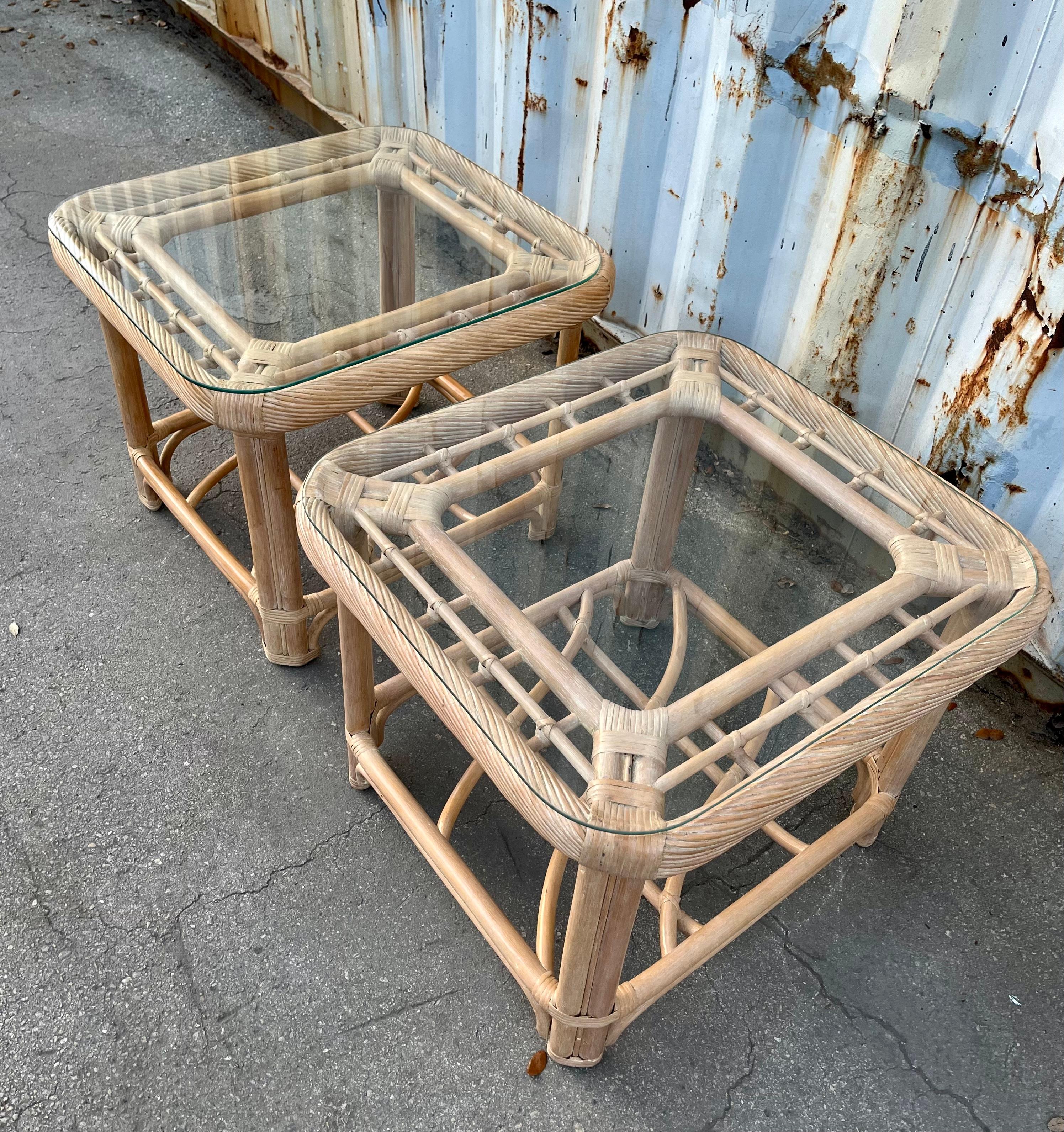 Fin du 20e siècle Paire de tables d'appoint en rotin de style côtier, dans le style de Jordan Brown. C 1980 en vente