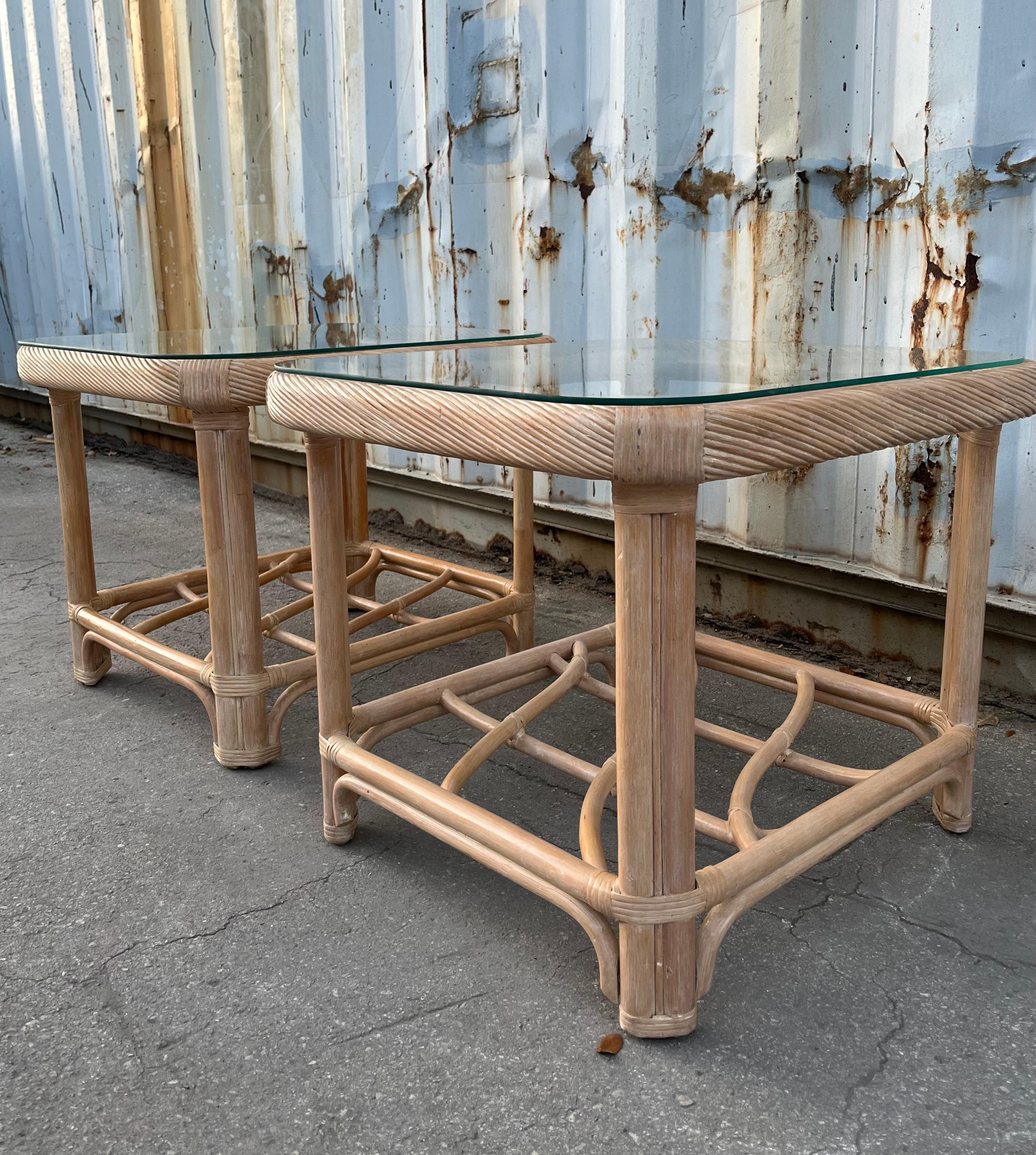 Rotin Paire de tables d'appoint en rotin de style côtier, dans le style de Jordan Brown. C 1980 en vente