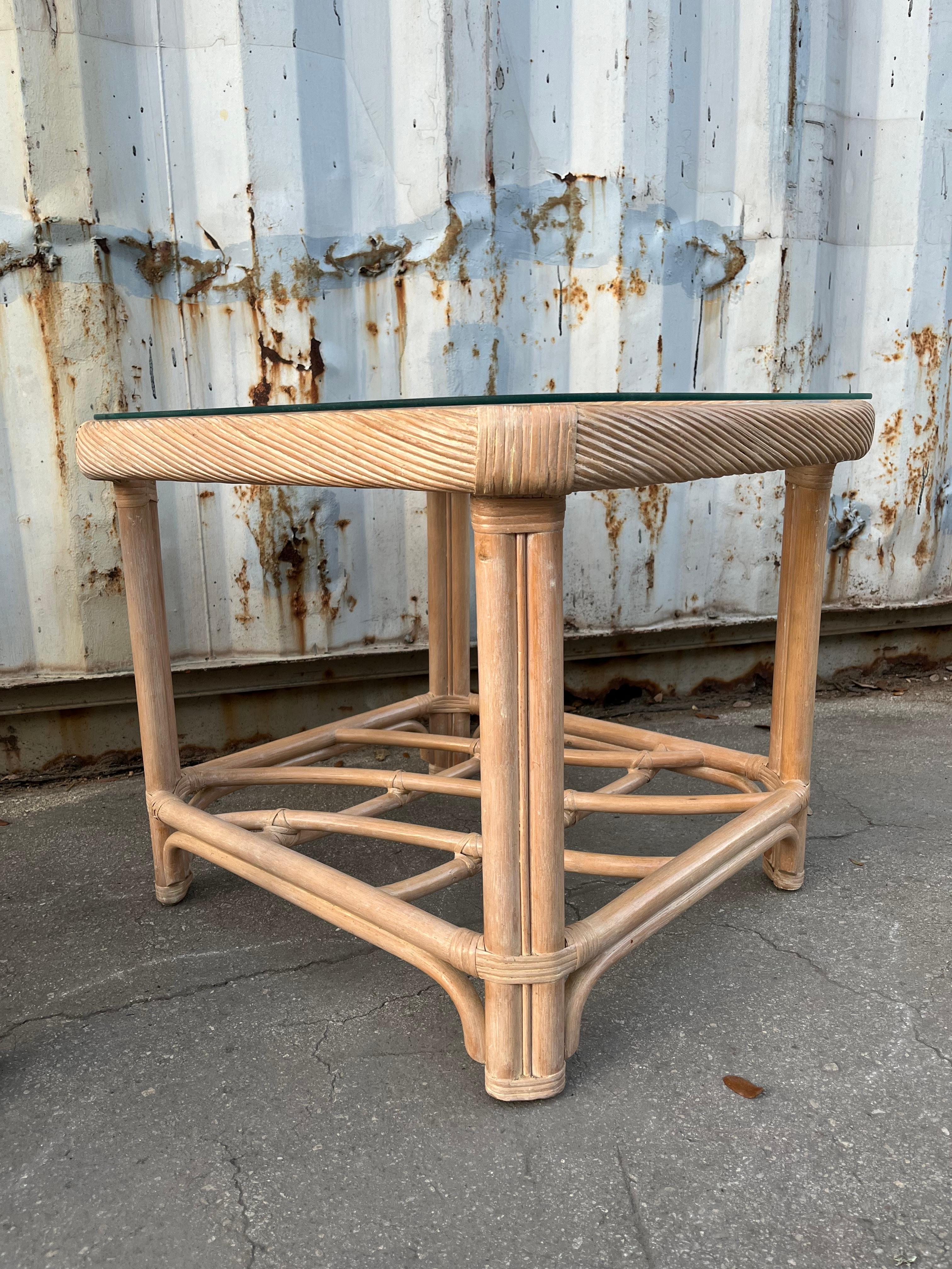 Paire de tables d'appoint en rotin de style côtier, dans le style de Jordan Brown. C 1980 en vente 1