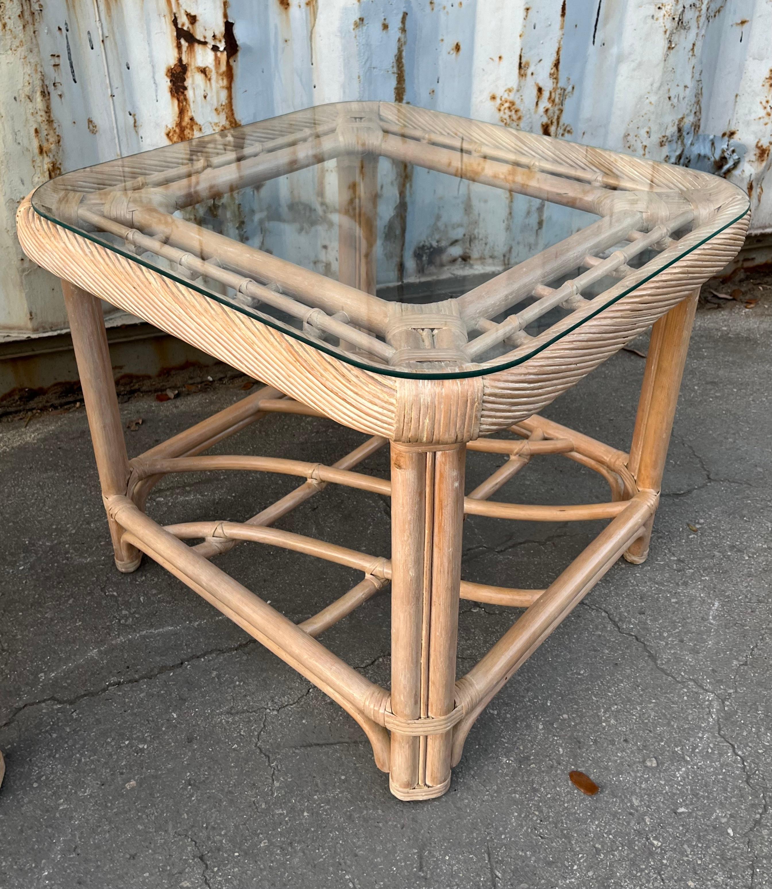 Paire de tables d'appoint en rotin de style côtier, dans le style de Jordan Brown. C 1980 en vente 2
