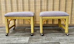 Ein Paar Rollender Fußhocker im Küstenstil auf Rollen von Henry Link Furniture.