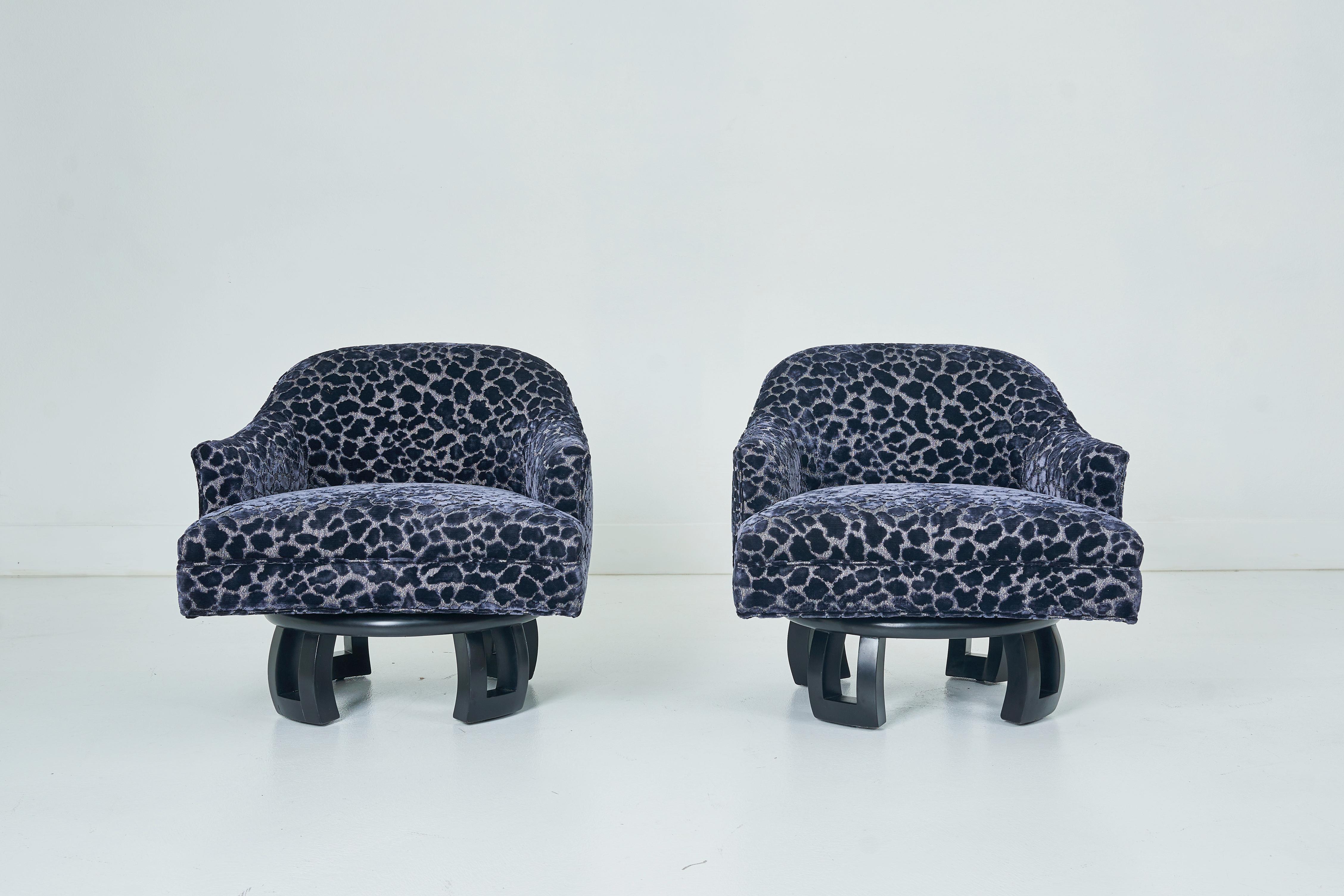 Ein Paar kobaltblaue, drehbare Wannenstühle entworfen von William Haines im Angebot 2