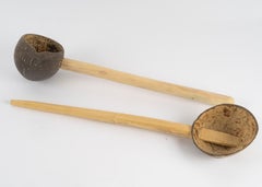 Ein Paar Schöpfkellen aus Kokosnussholz, 20. Jahrhundert.