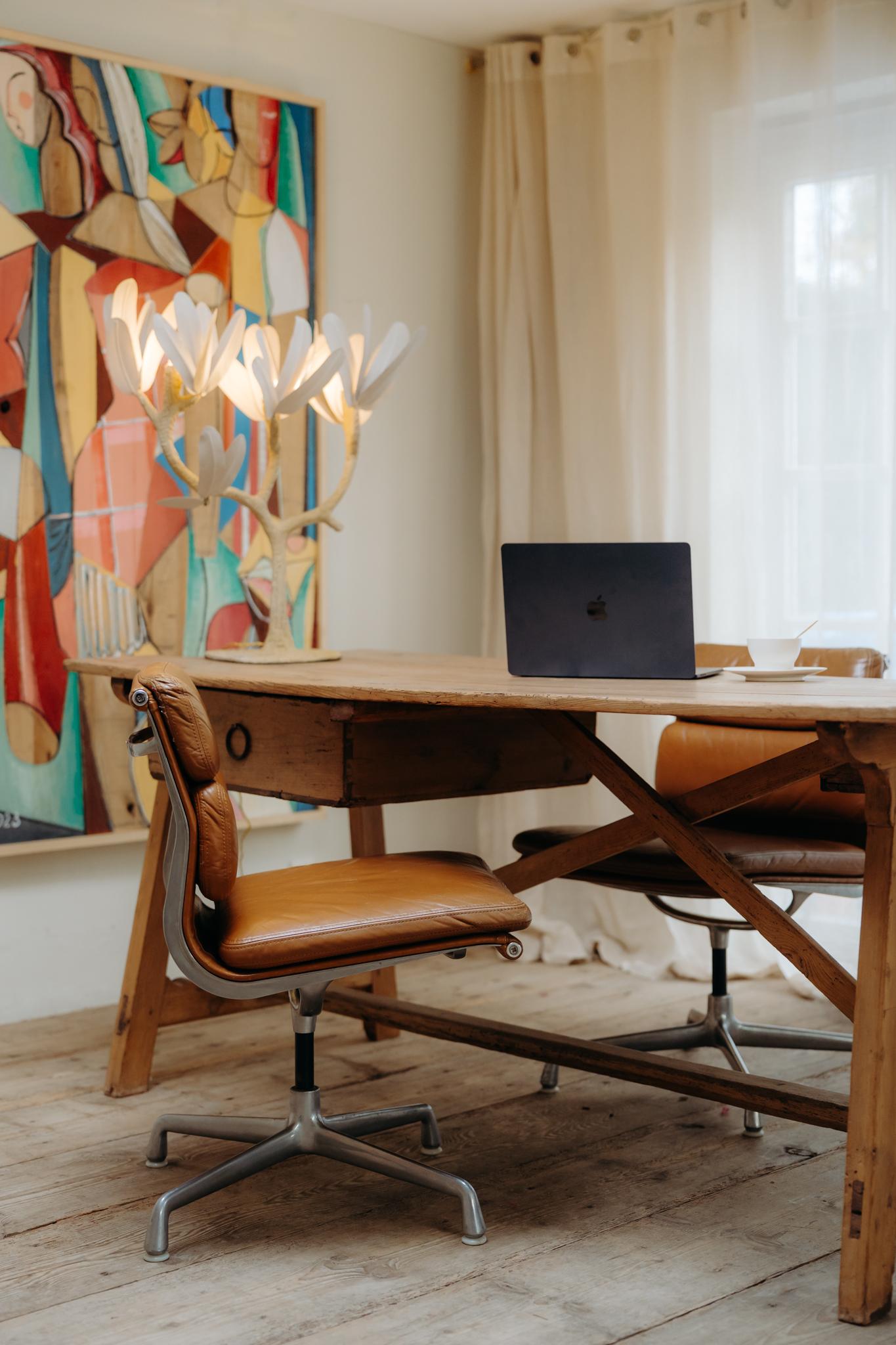 ein Paar cognacfarbene Eames-Bürostühle, Modell Soft Pad EA 205 im Angebot 4