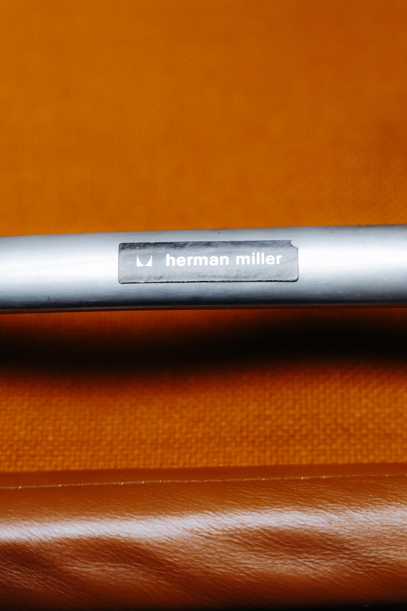 ein Paar cognacfarbene Eames-Bürostühle, Modell Soft Pad EA 205 im Angebot 6