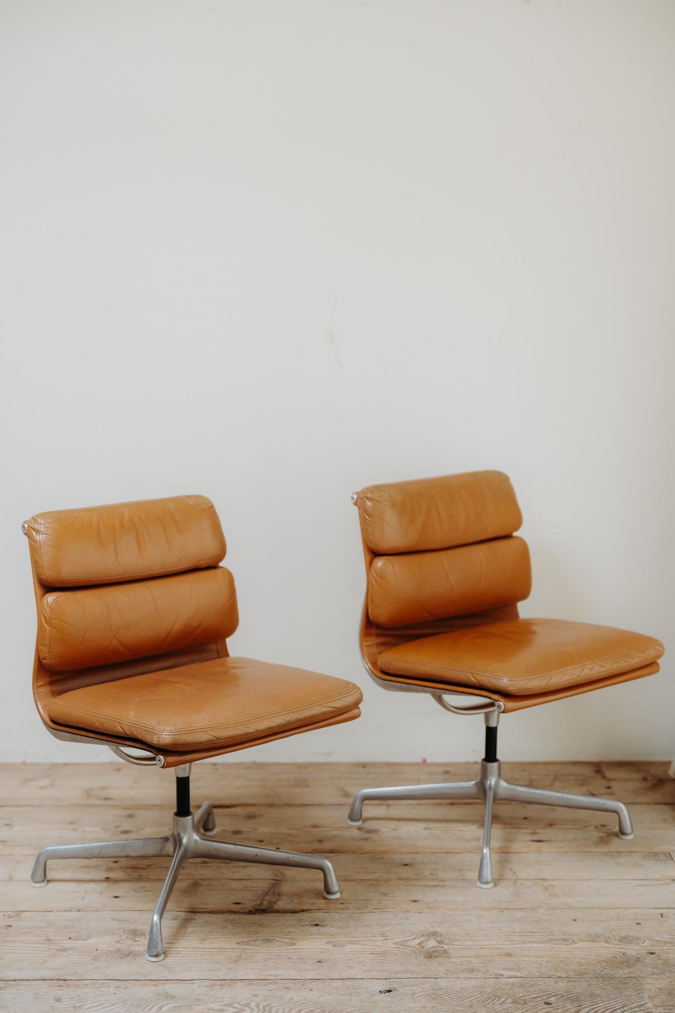 ein Paar cognacfarbene Eames-Bürostühle, Modell Soft Pad EA 205 im Angebot 7