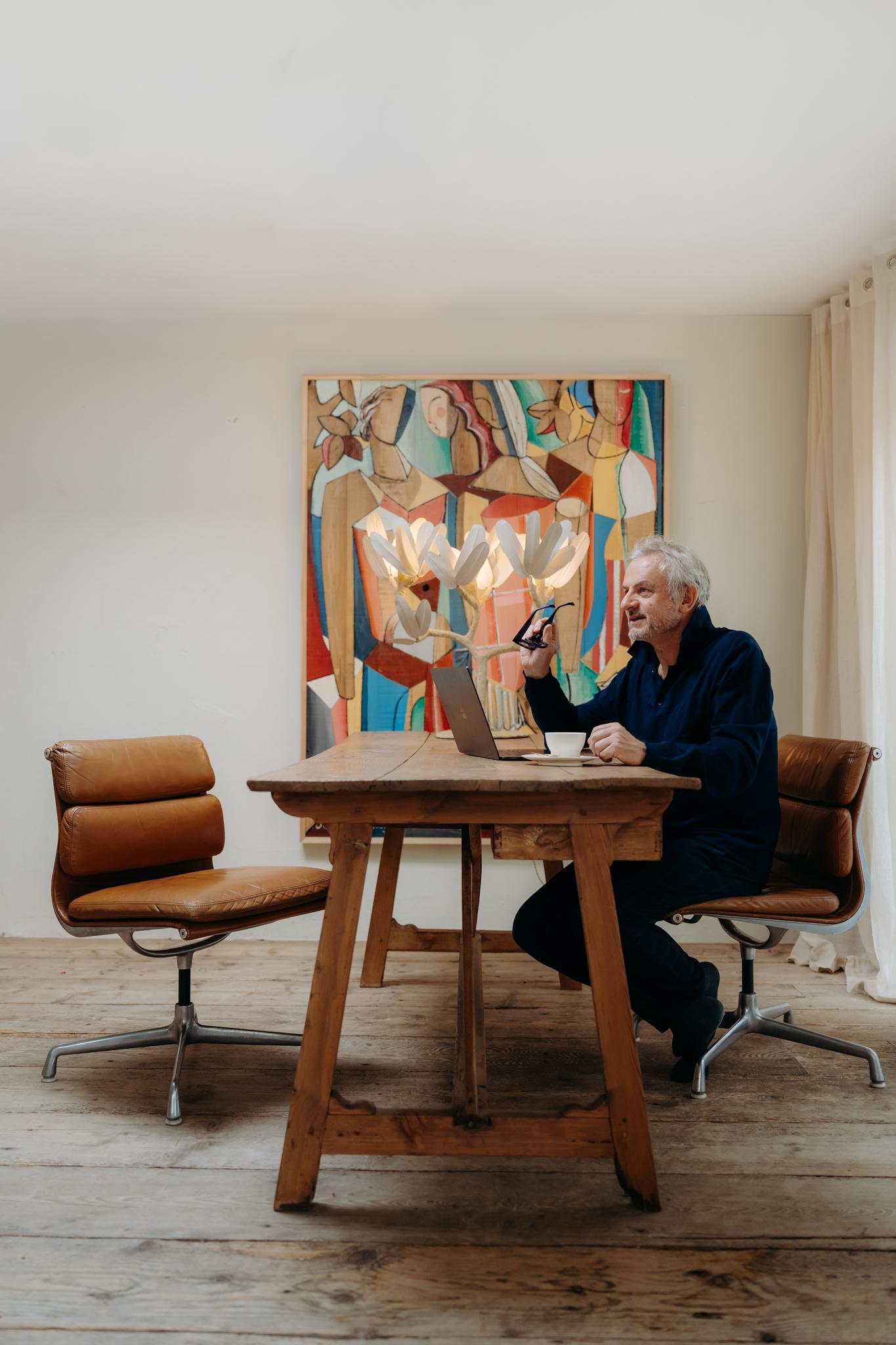 ein Paar cognacfarbene Eames-Bürostühle, Modell Soft Pad EA 205 im Angebot 8