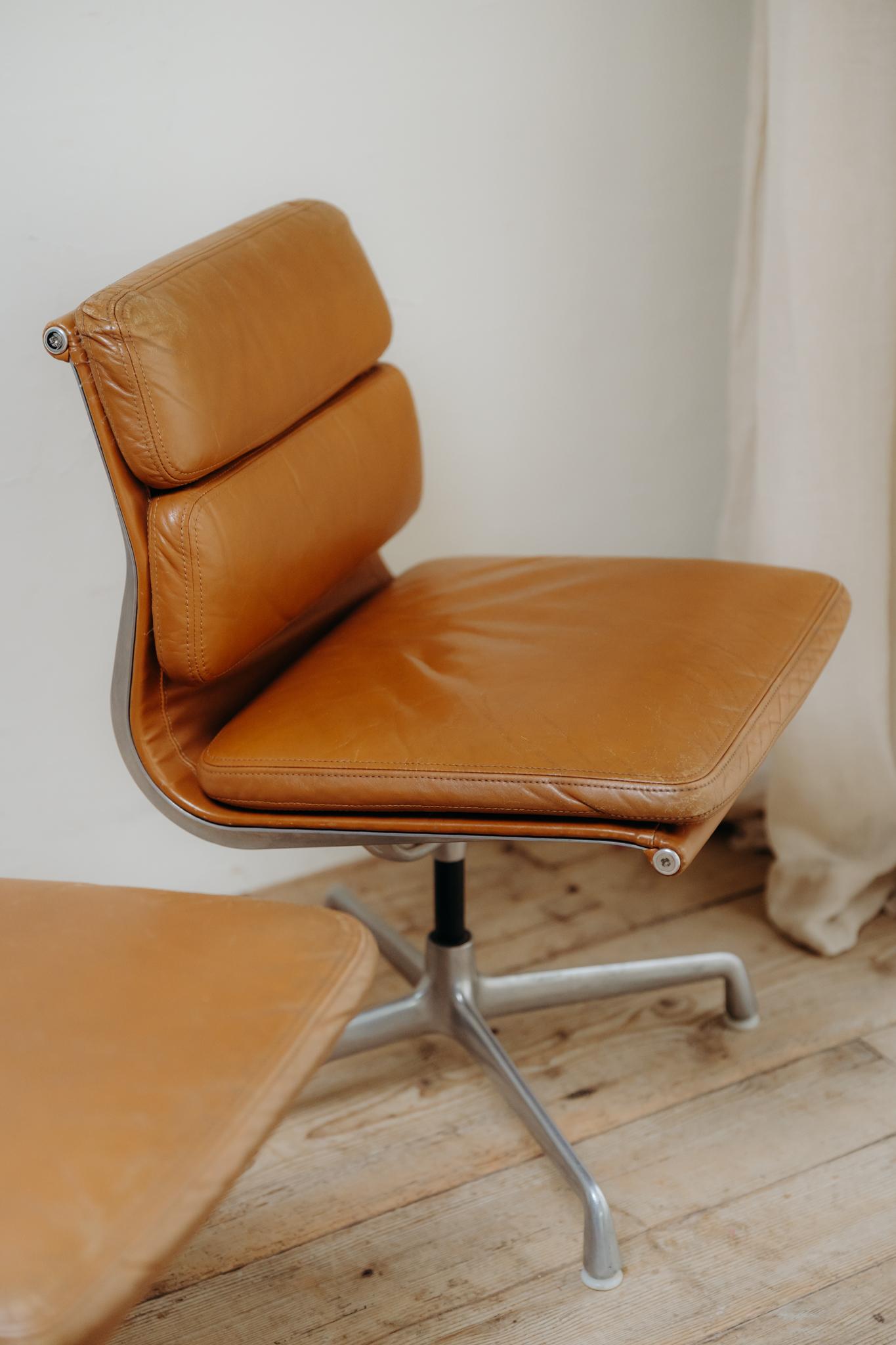 ein Paar cognacfarbene Eames-Bürostühle, Modell Soft Pad EA 205 im Angebot 9