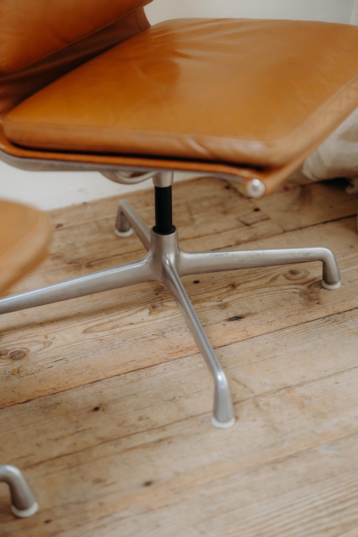 ein Paar cognacfarbene Eames-Bürostühle, Modell Soft Pad EA 205 im Angebot 10