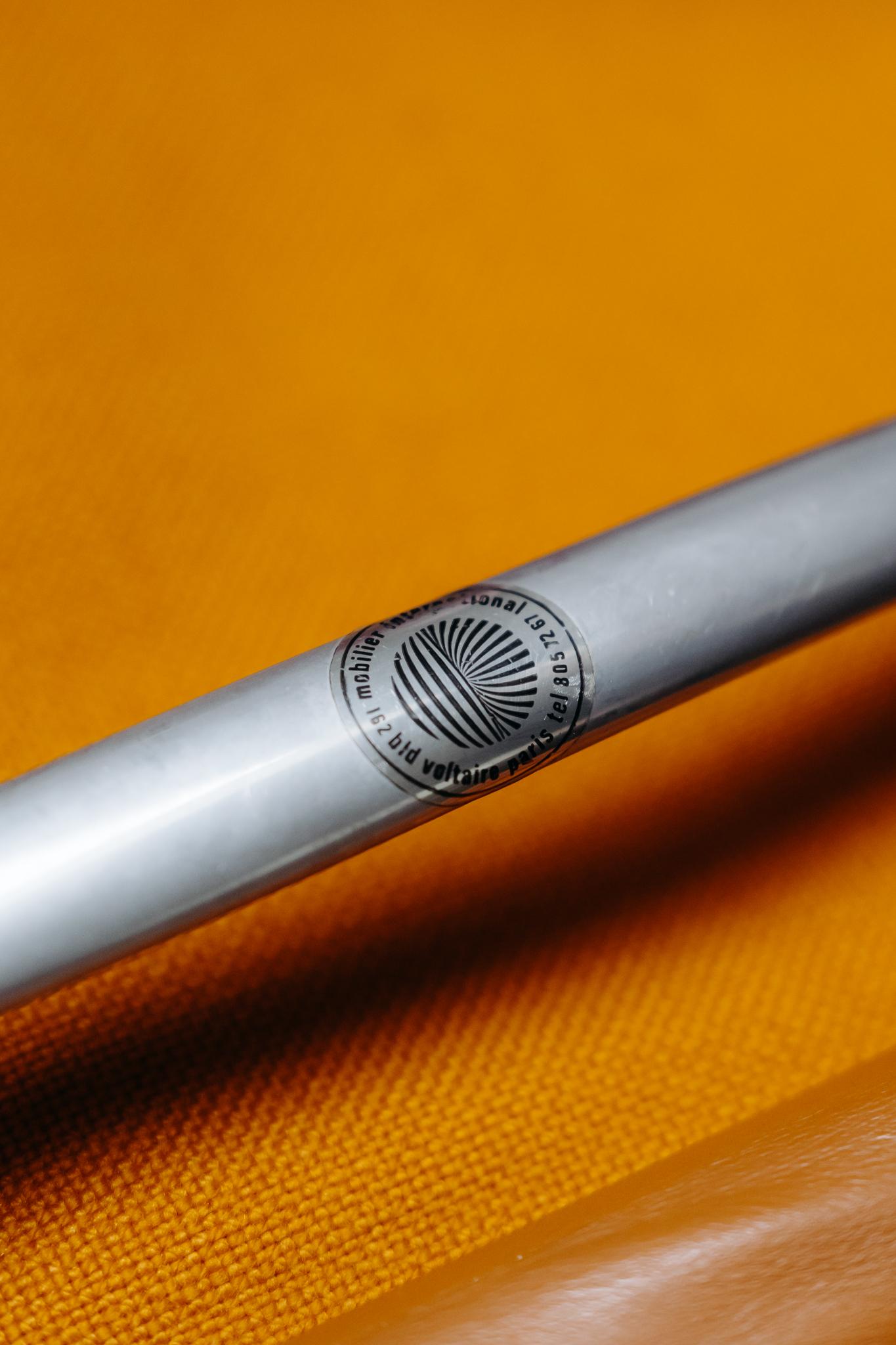 ein Paar cognacfarbene Eames-Bürostühle, Modell Soft Pad EA 205 im Angebot 11