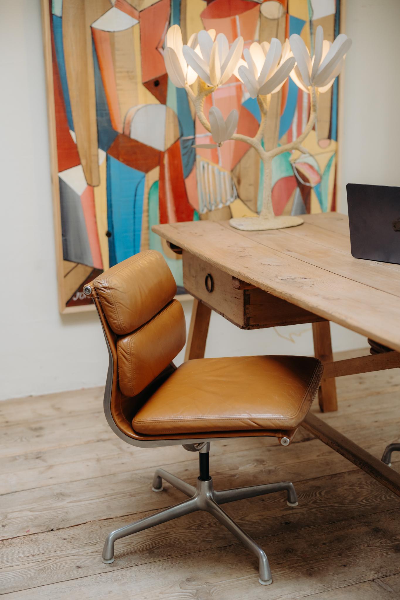 ein Paar cognacfarbene Eames-Bürostühle, Modell Soft Pad EA 205 im Angebot 13