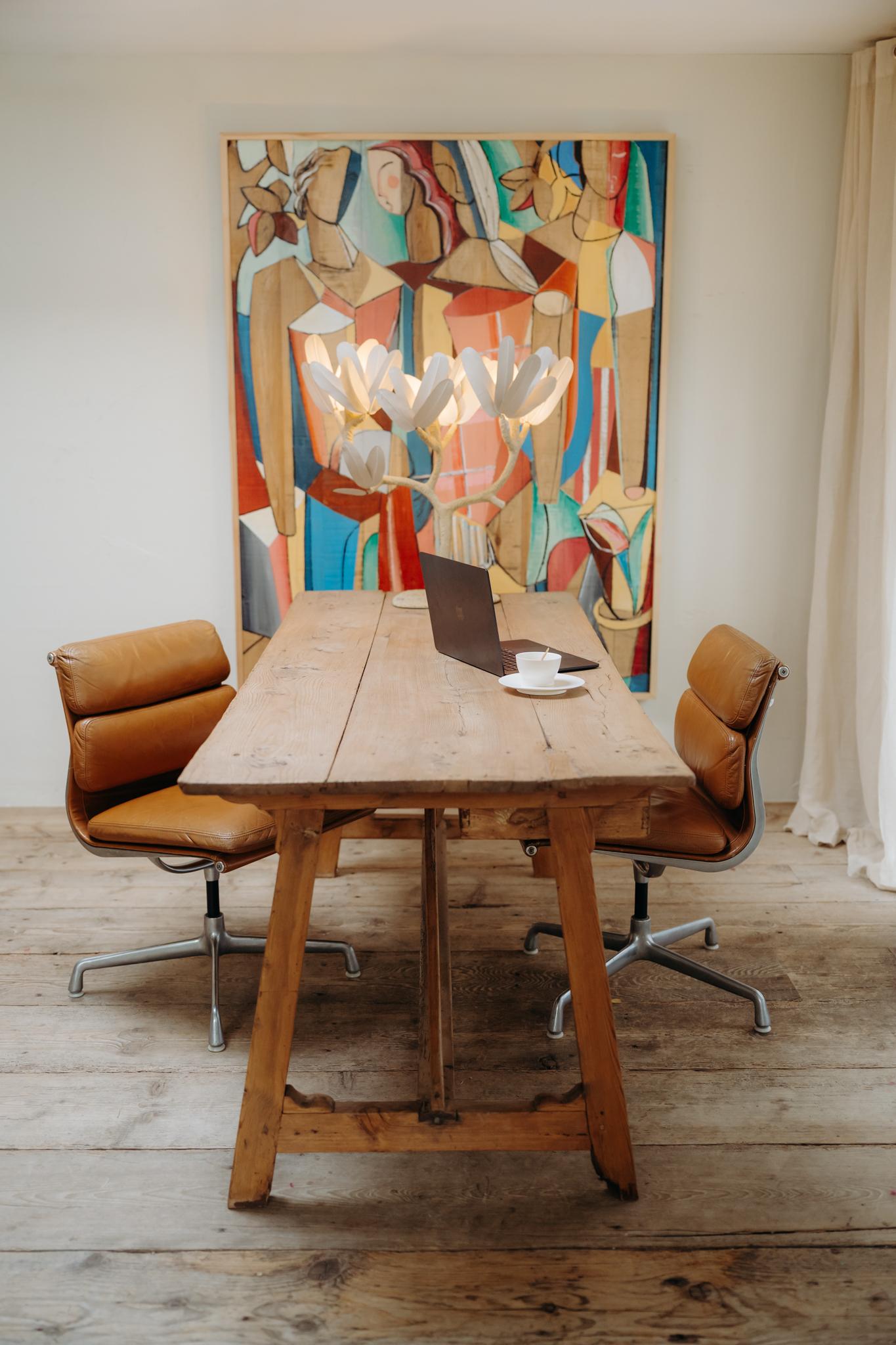 Wir freuen uns, diesen schönen originalen 1970er Herman Miller lizenzierten Charles & Ray Eames EA205 Soft Pad Drehstuhl in cognacfarbenem Leder anbieten zu können. 
Dieses ikonische Designstück war wirklich einer der wichtigsten Stühle des 20.