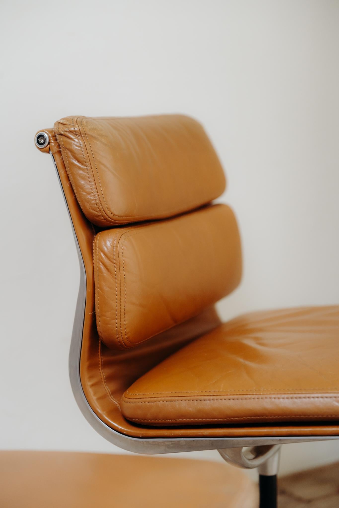 ein Paar cognacfarbene Eames-Bürostühle, Modell Soft Pad EA 205 (amerikanisch) im Angebot