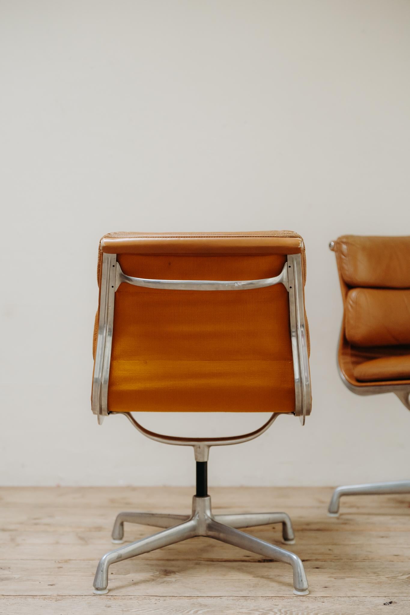 ein Paar cognacfarbene Eames-Bürostühle, Modell Soft Pad EA 205 im Zustand „Gut“ im Angebot in Brecht, BE