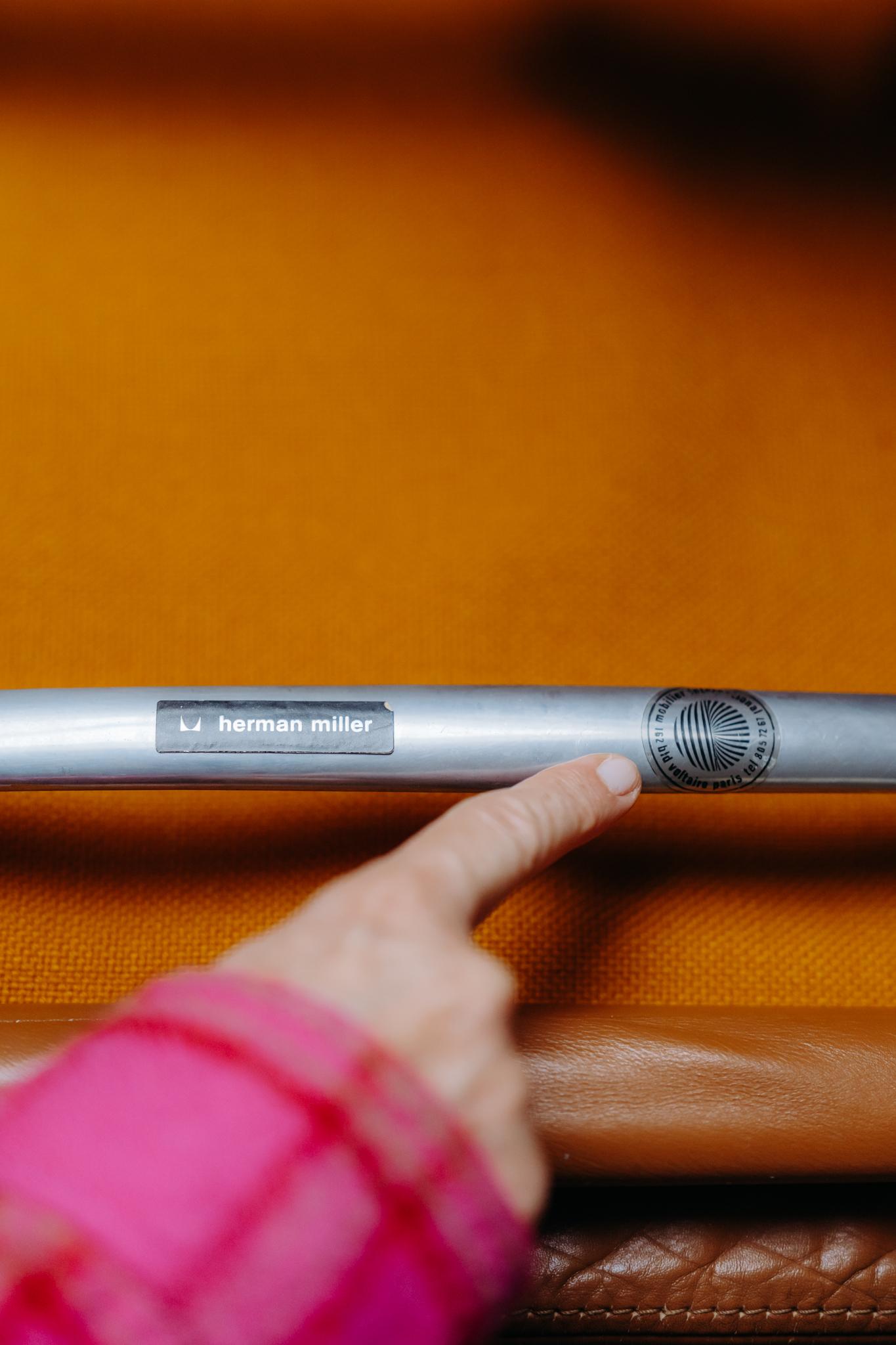 ein Paar cognacfarbene Eames-Bürostühle, Modell Soft Pad EA 205 (20. Jahrhundert) im Angebot