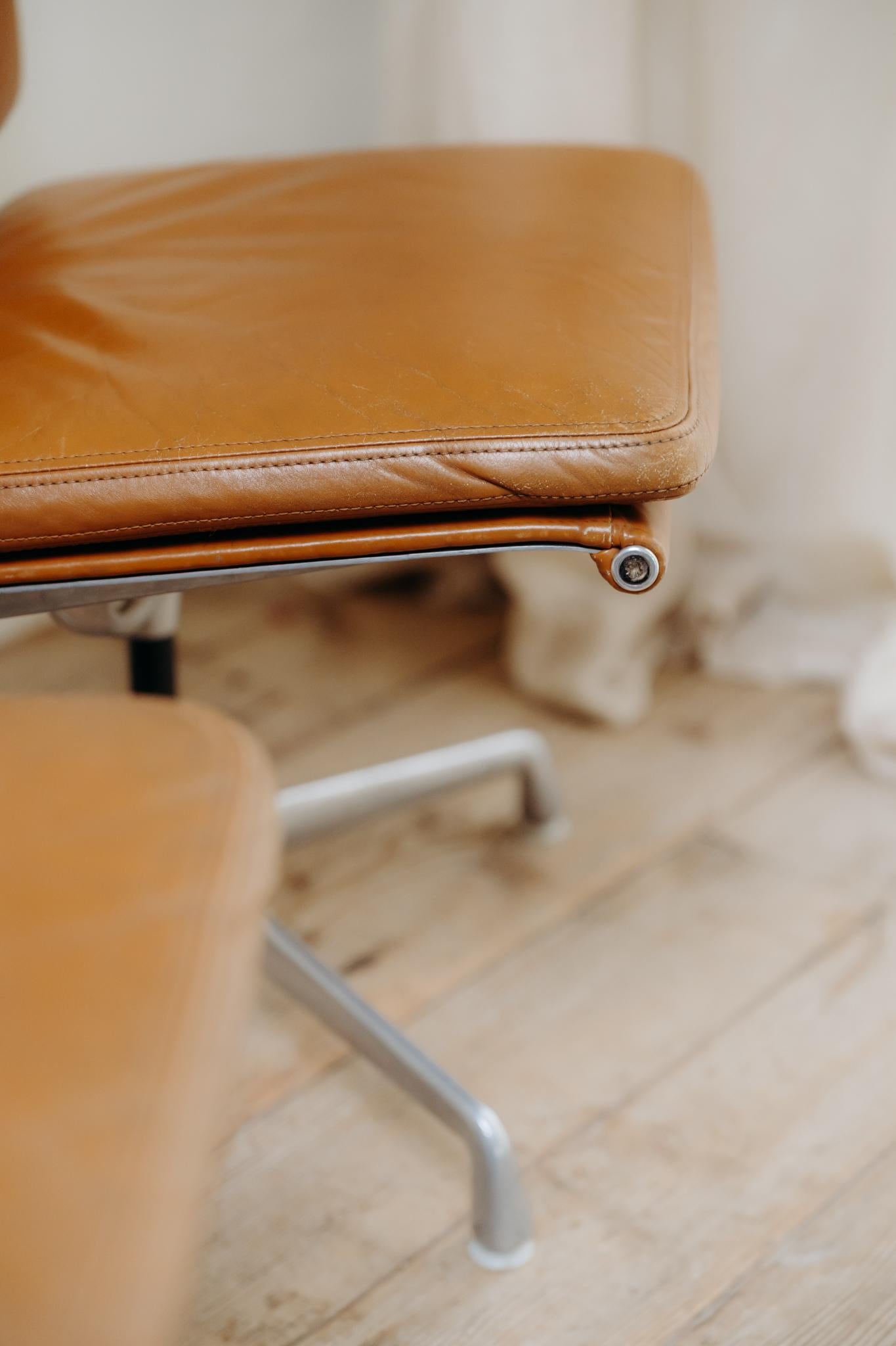 ein Paar cognacfarbene Eames-Bürostühle, Modell Soft Pad EA 205 im Angebot 2