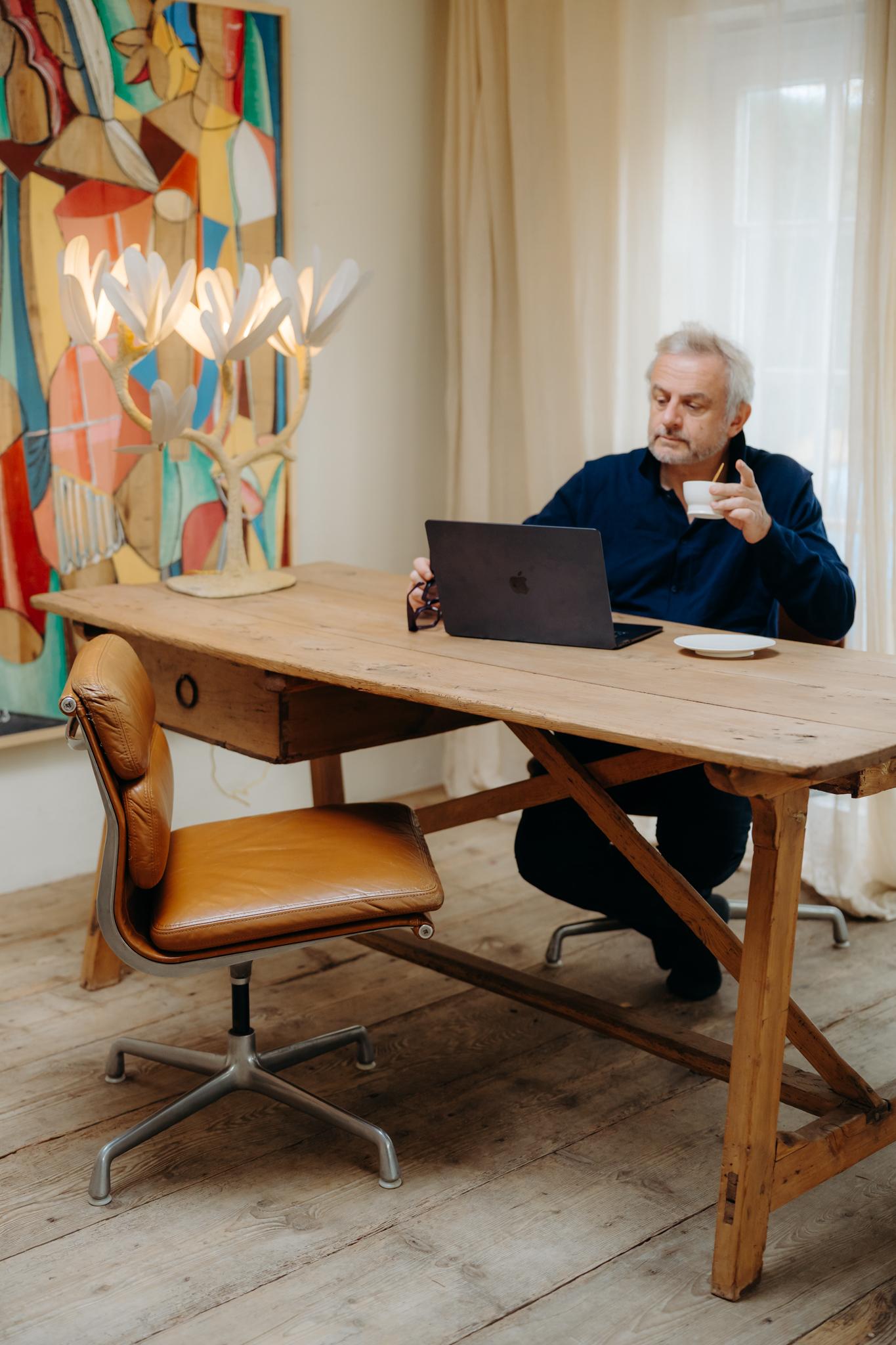 ein Paar cognacfarbene Eames-Bürostühle, Modell Soft Pad EA 205 im Angebot 3