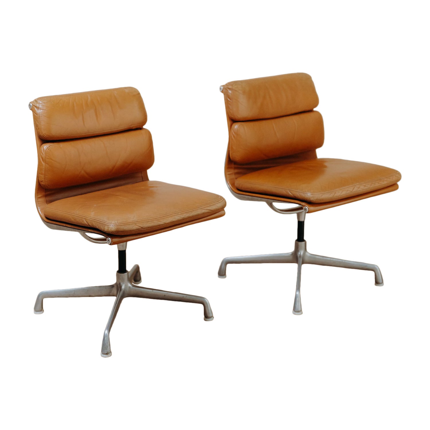 ein Paar cognacfarbene Eames-Bürostühle, Modell Soft Pad EA 205 im Angebot