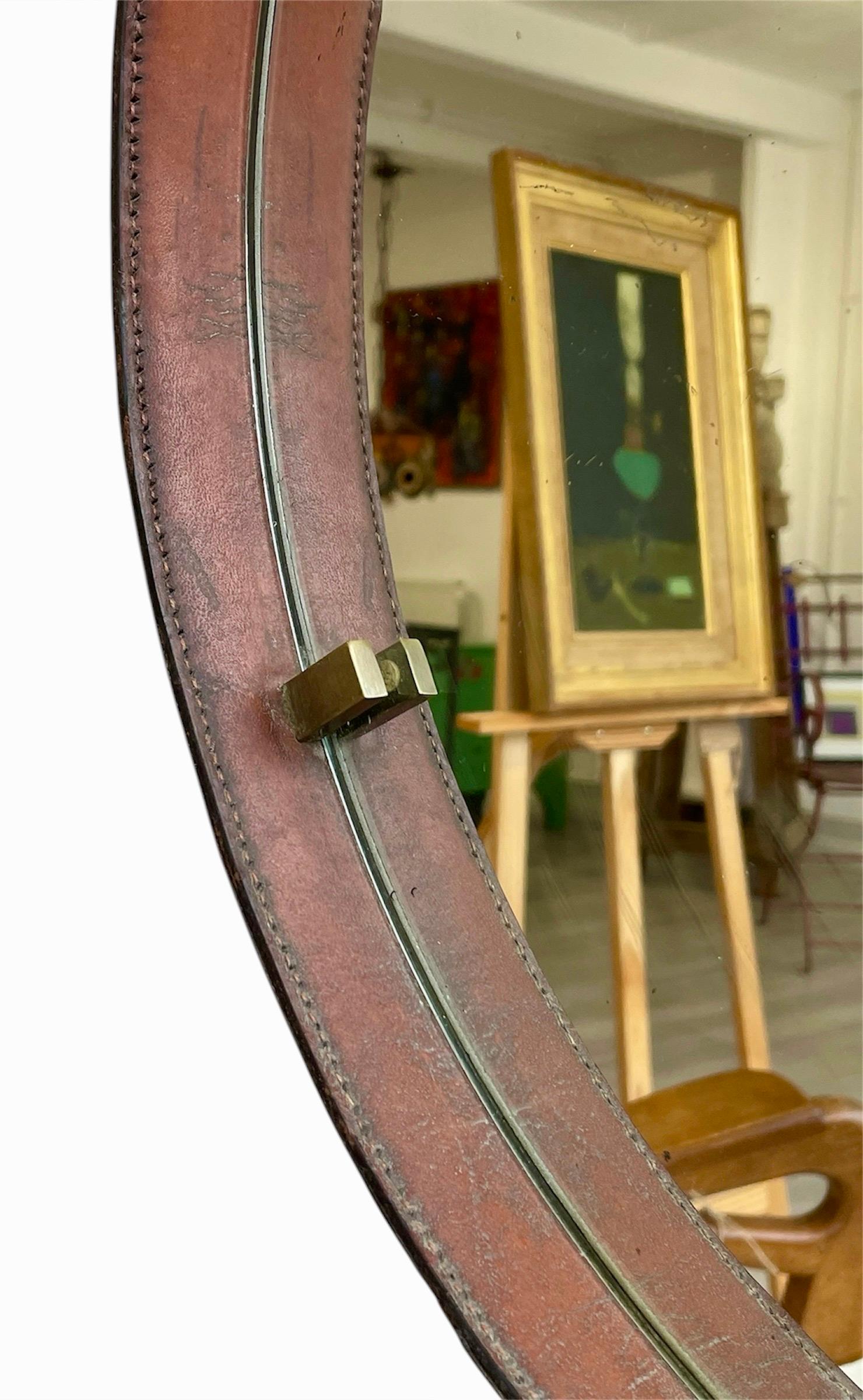 Fatto a mano Coppia di specchi in pelle color cognac della metà del XX secolo in vendita