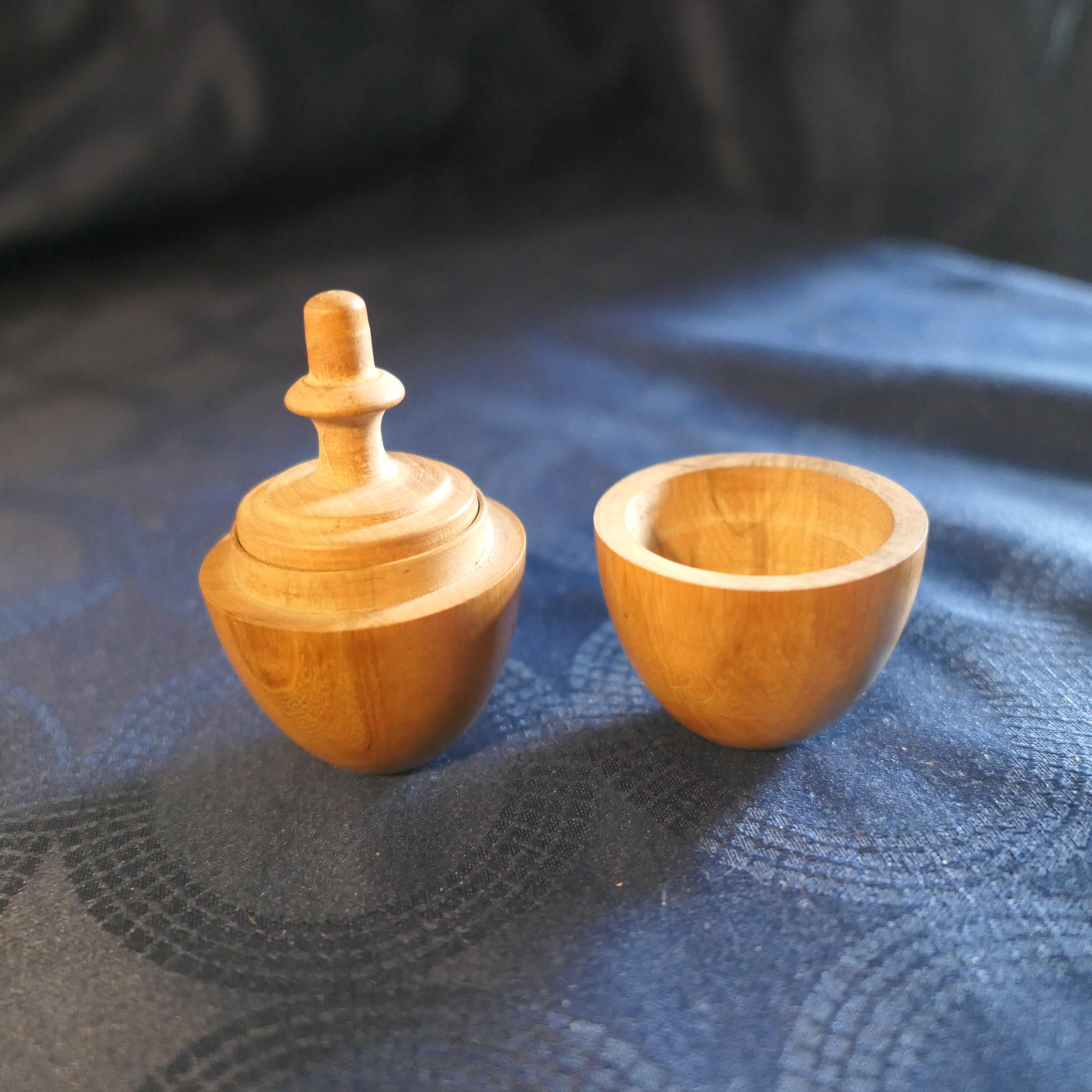 A Pair of Collapsable Travelling Treen Egg Cups  What fun, an “egg”  In Good Condition For Sale In Chillerton, Isle of Wight