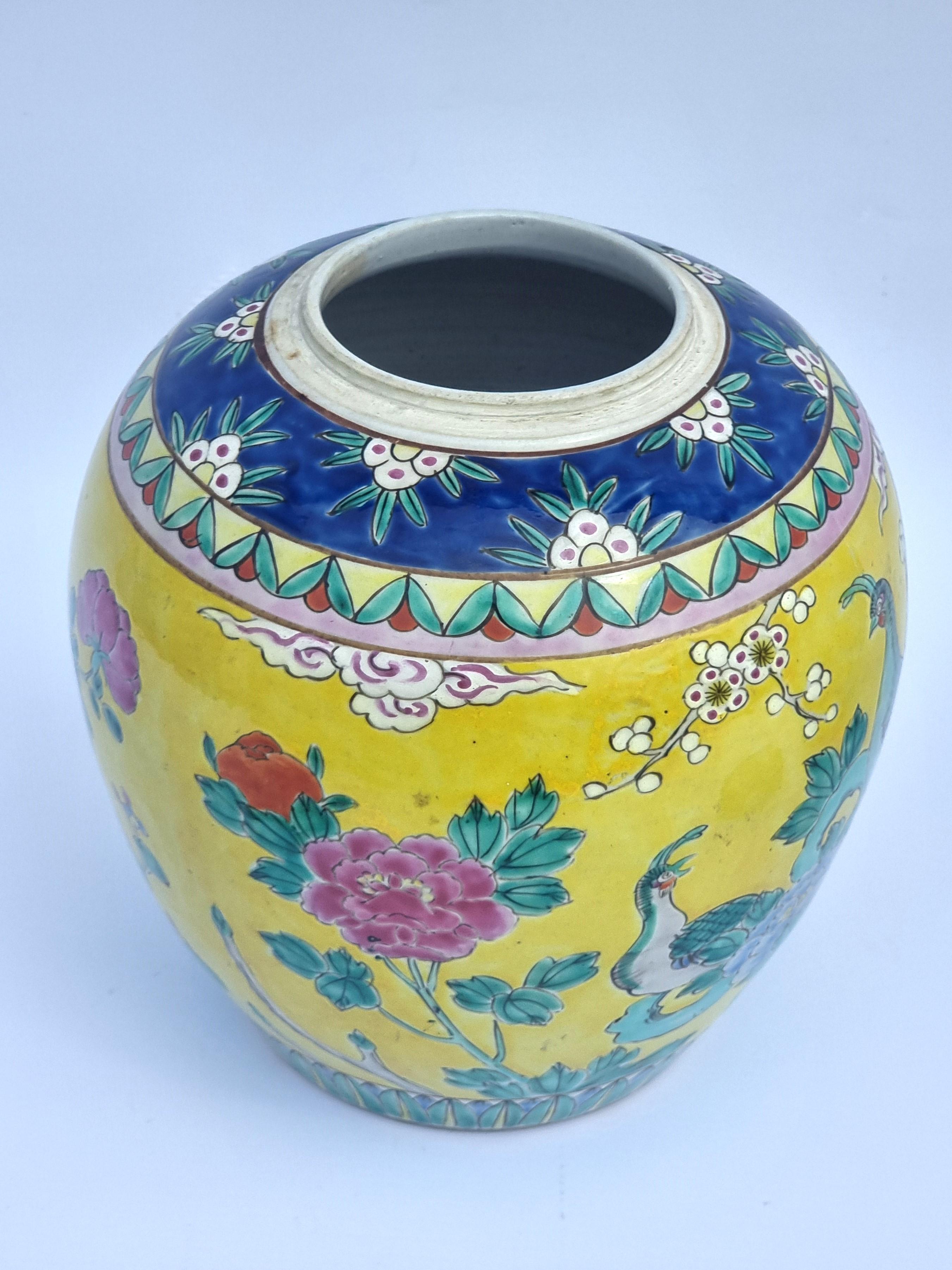 Une paire de couleurs  pots de gingembre chinois peints à la main avec couvercles circa 1930 en vente 2