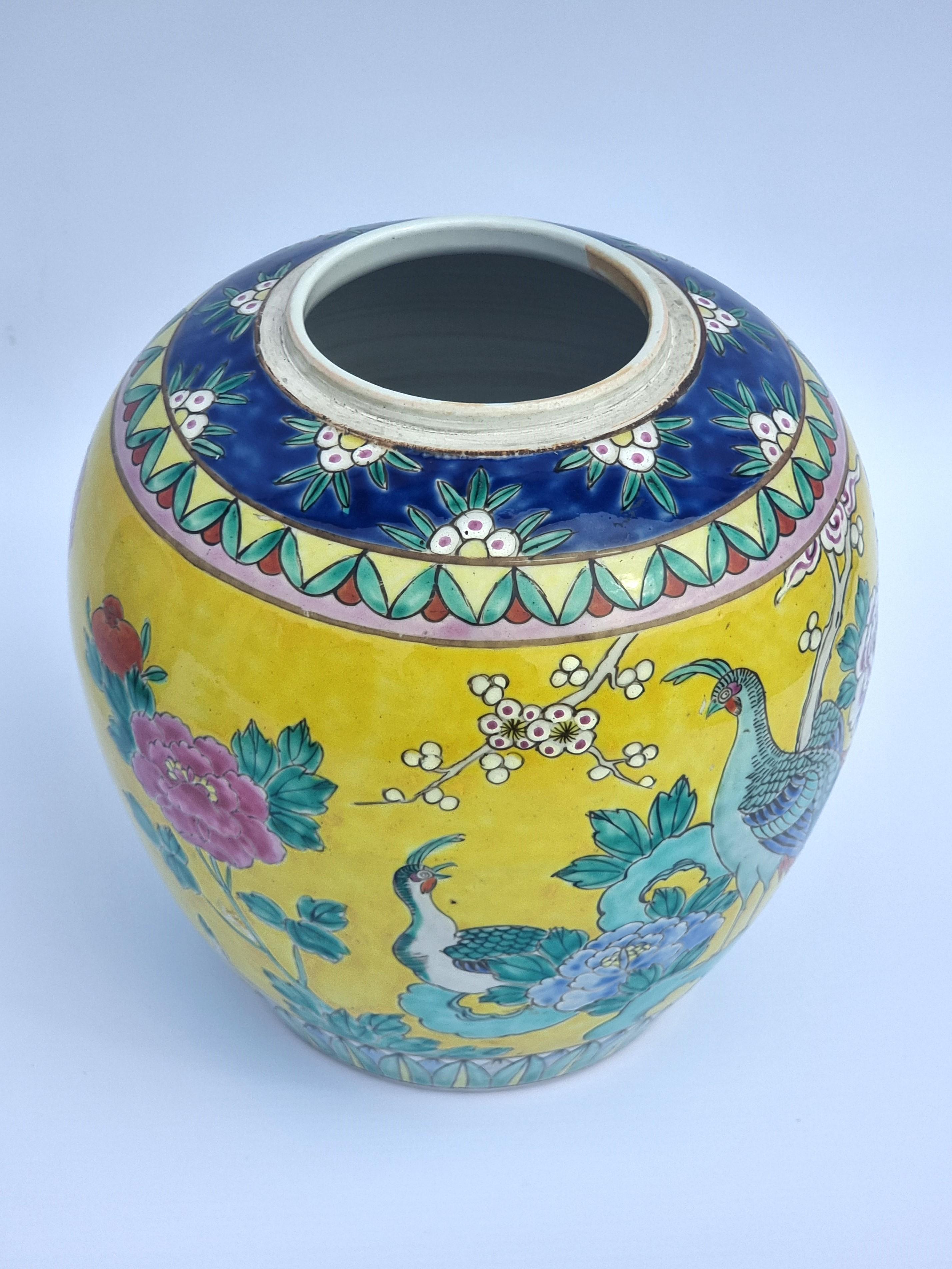 Une paire de couleurs  pots de gingembre chinois peints à la main avec couvercles circa 1930 en vente 3