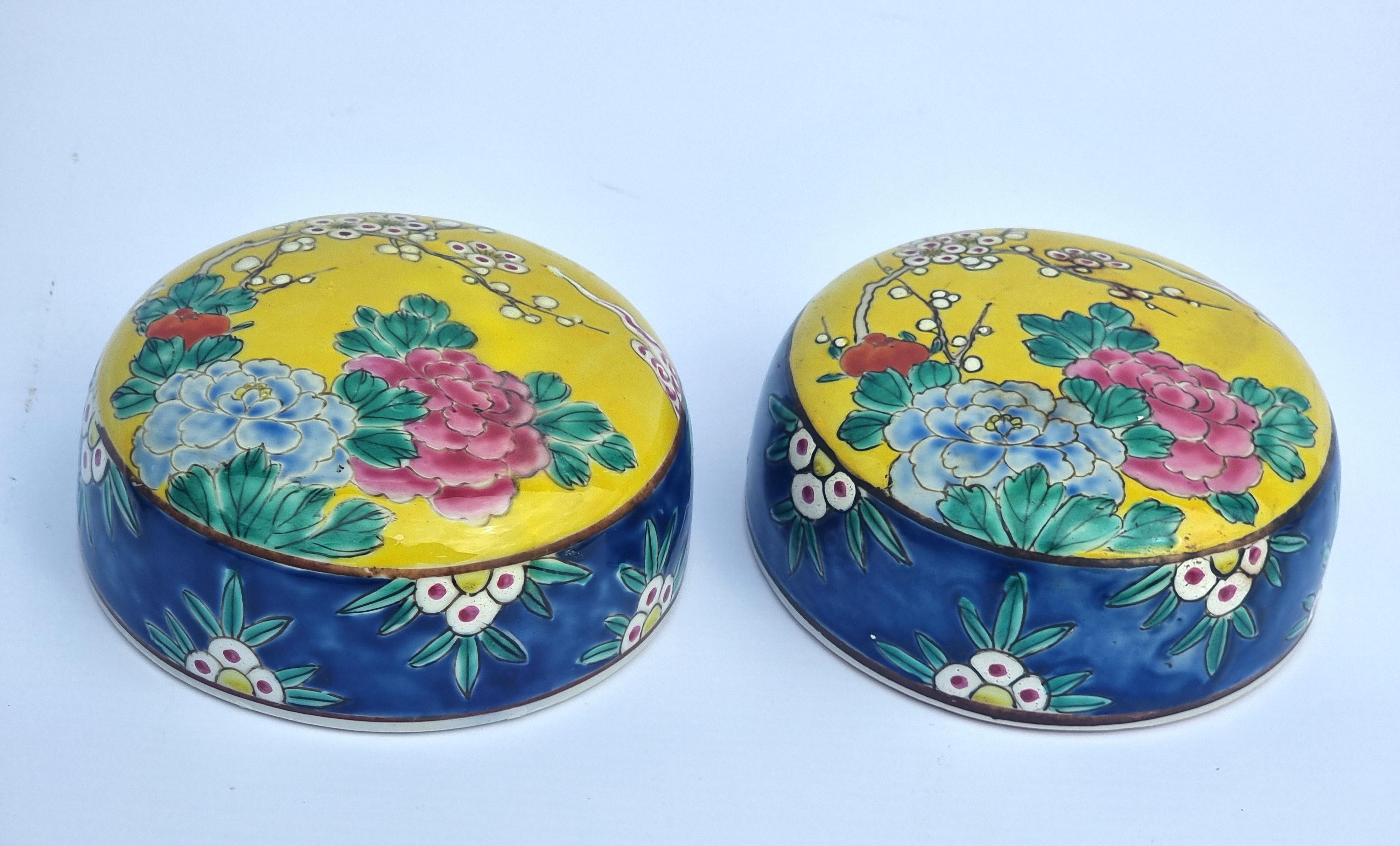 Une paire de couleurs  pots de gingembre chinois peints à la main avec couvercles circa 1930 en vente 5
