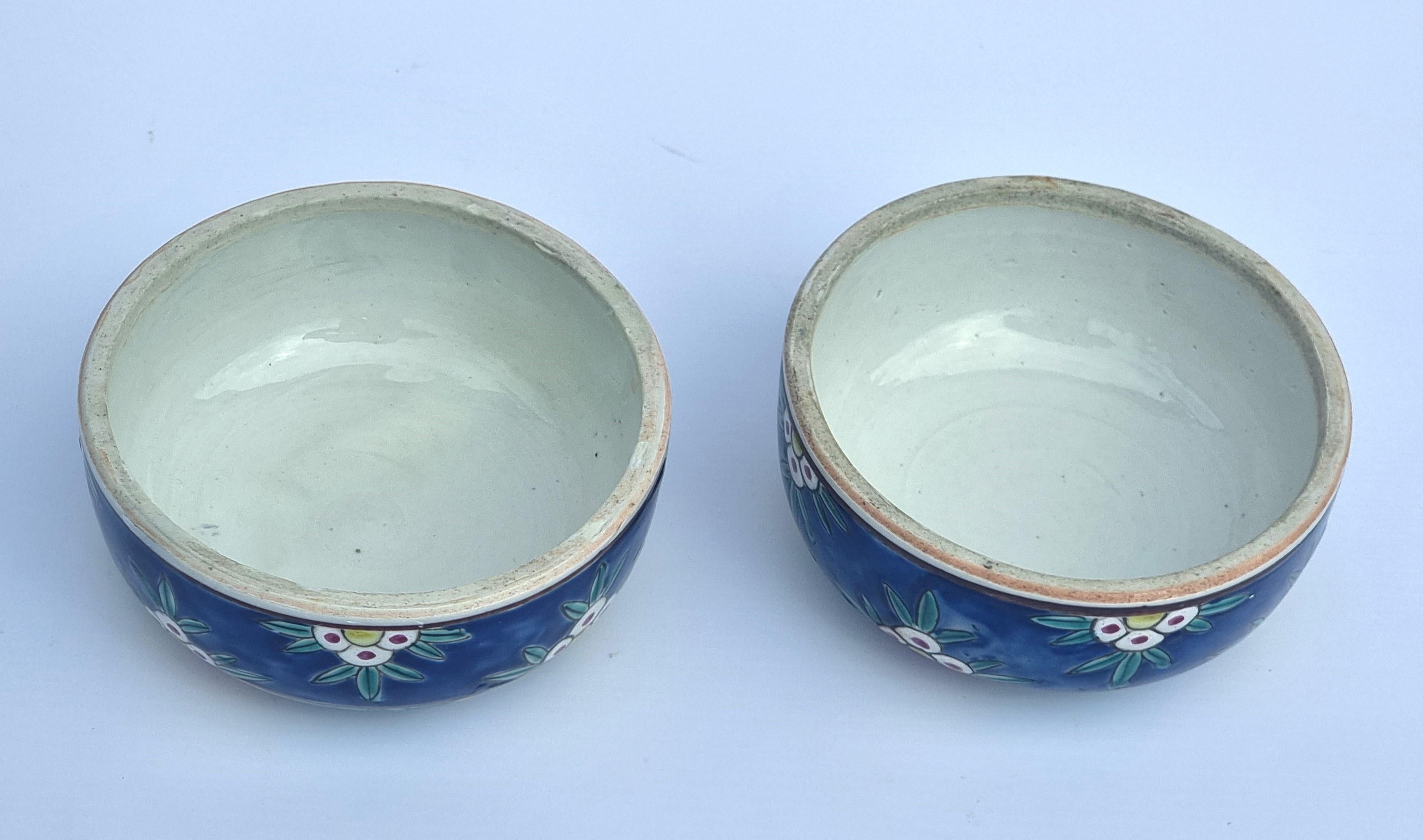 Une paire de couleurs  pots de gingembre chinois peints à la main avec couvercles circa 1930 en vente 6
