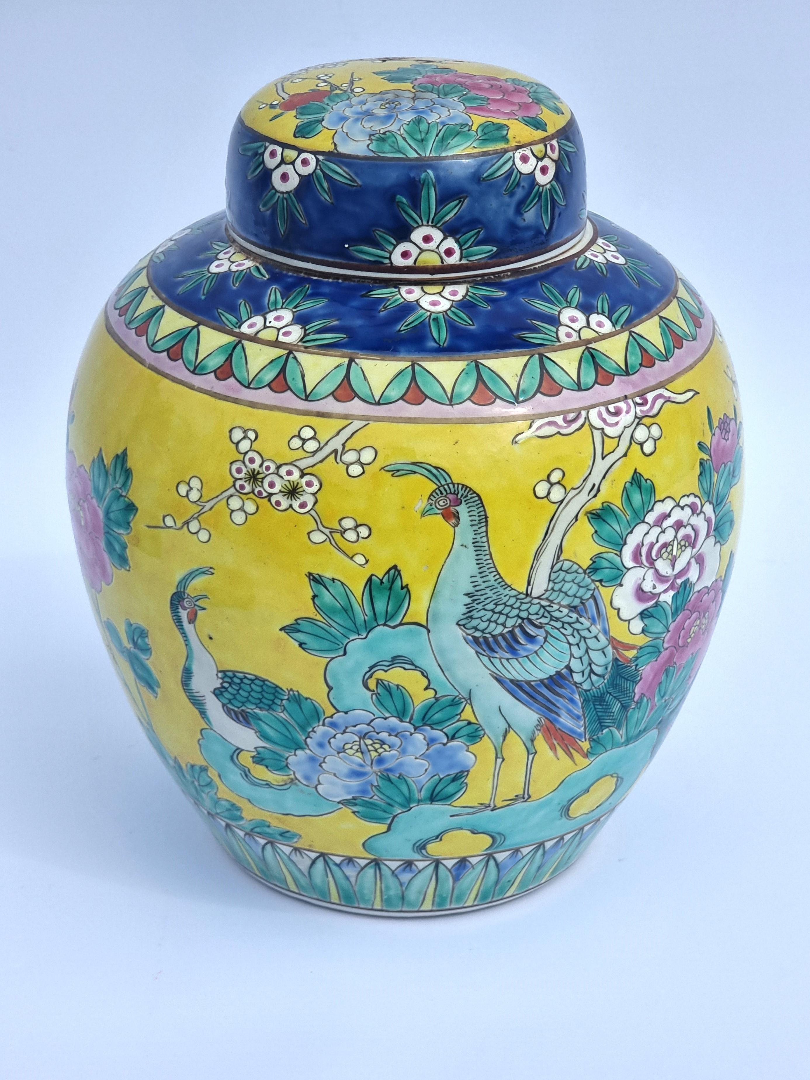 Une paire de couleurs  pots de gingembre chinois peints à la main avec couvercles circa 1930 en vente 7