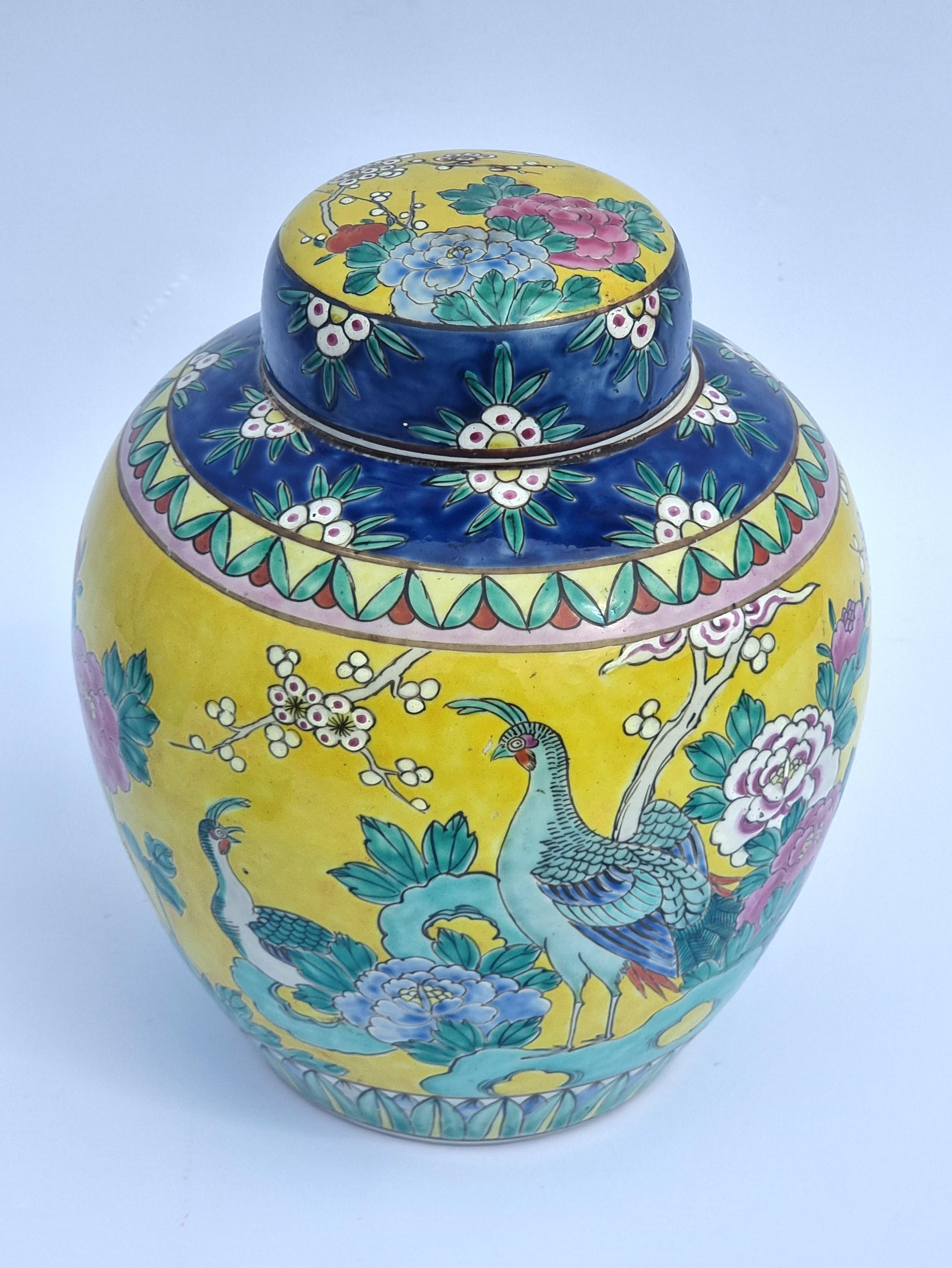 Une paire de couleurs  pots de gingembre chinois peints à la main avec couvercles circa 1930 en vente 8