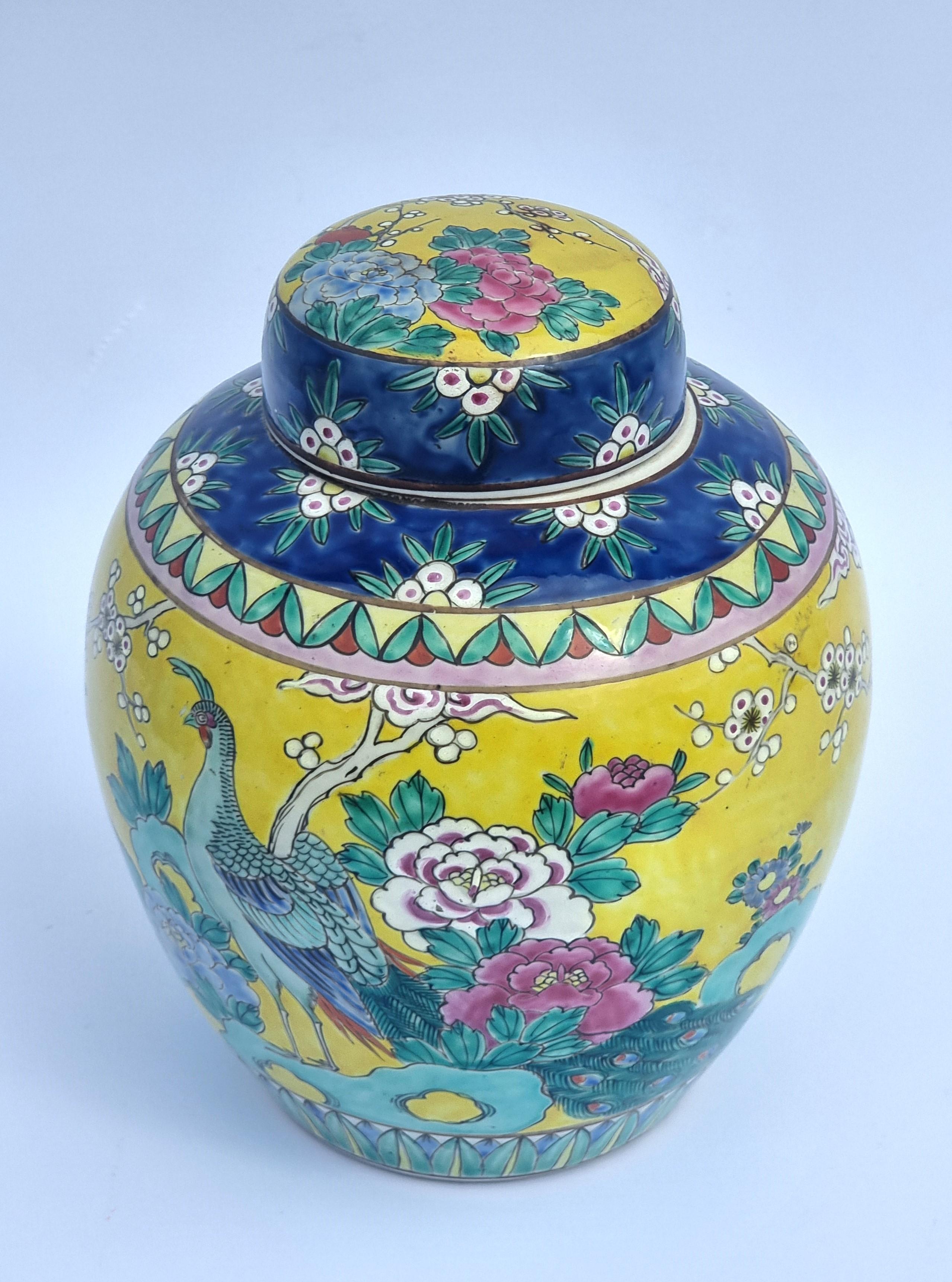 Une paire de couleurs  pots de gingembre chinois peints à la main avec couvercles circa 1930 en vente 9
