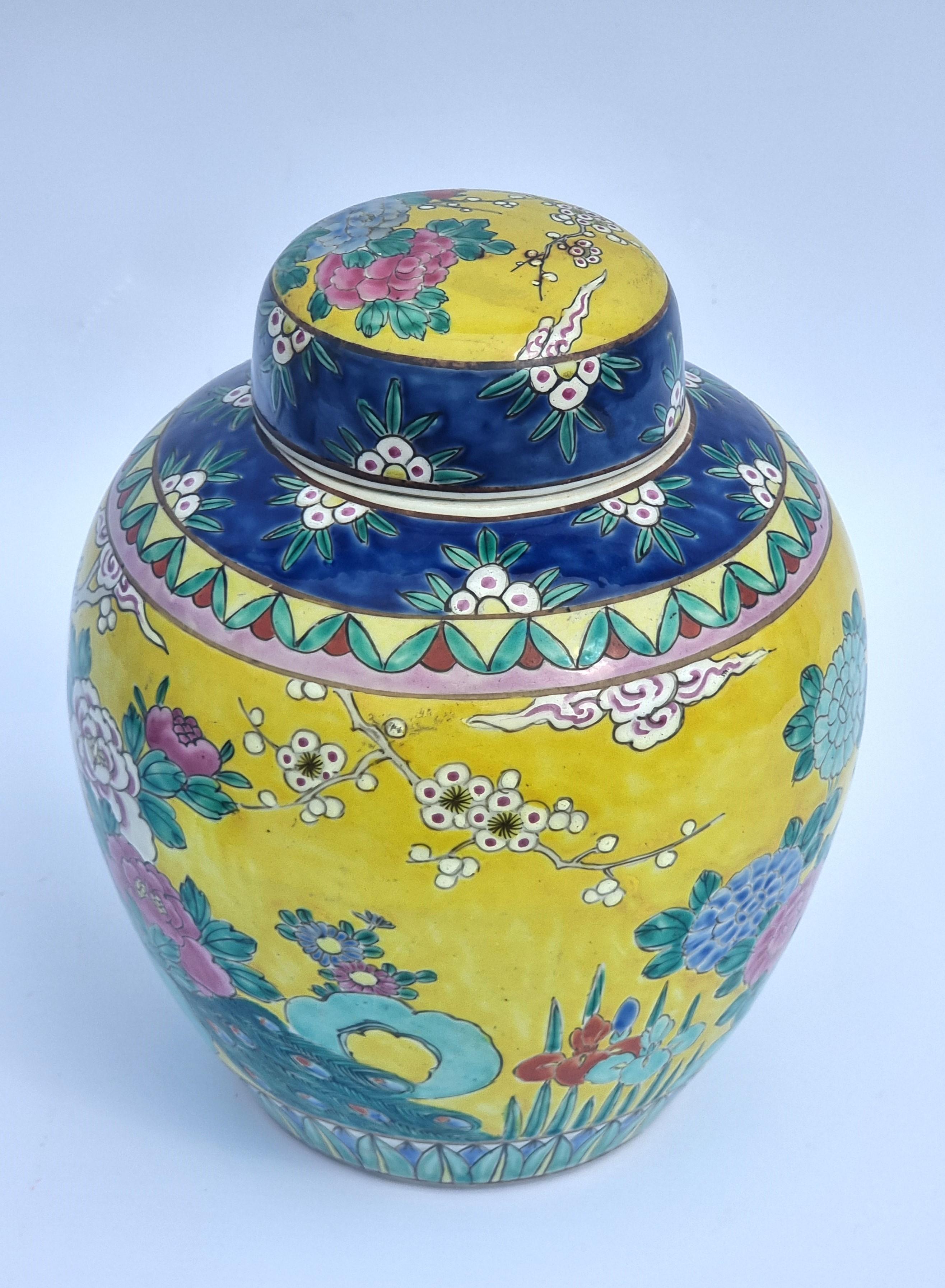 Une paire de couleurs  pots de gingembre chinois peints à la main avec couvercles circa 1930 en vente 10