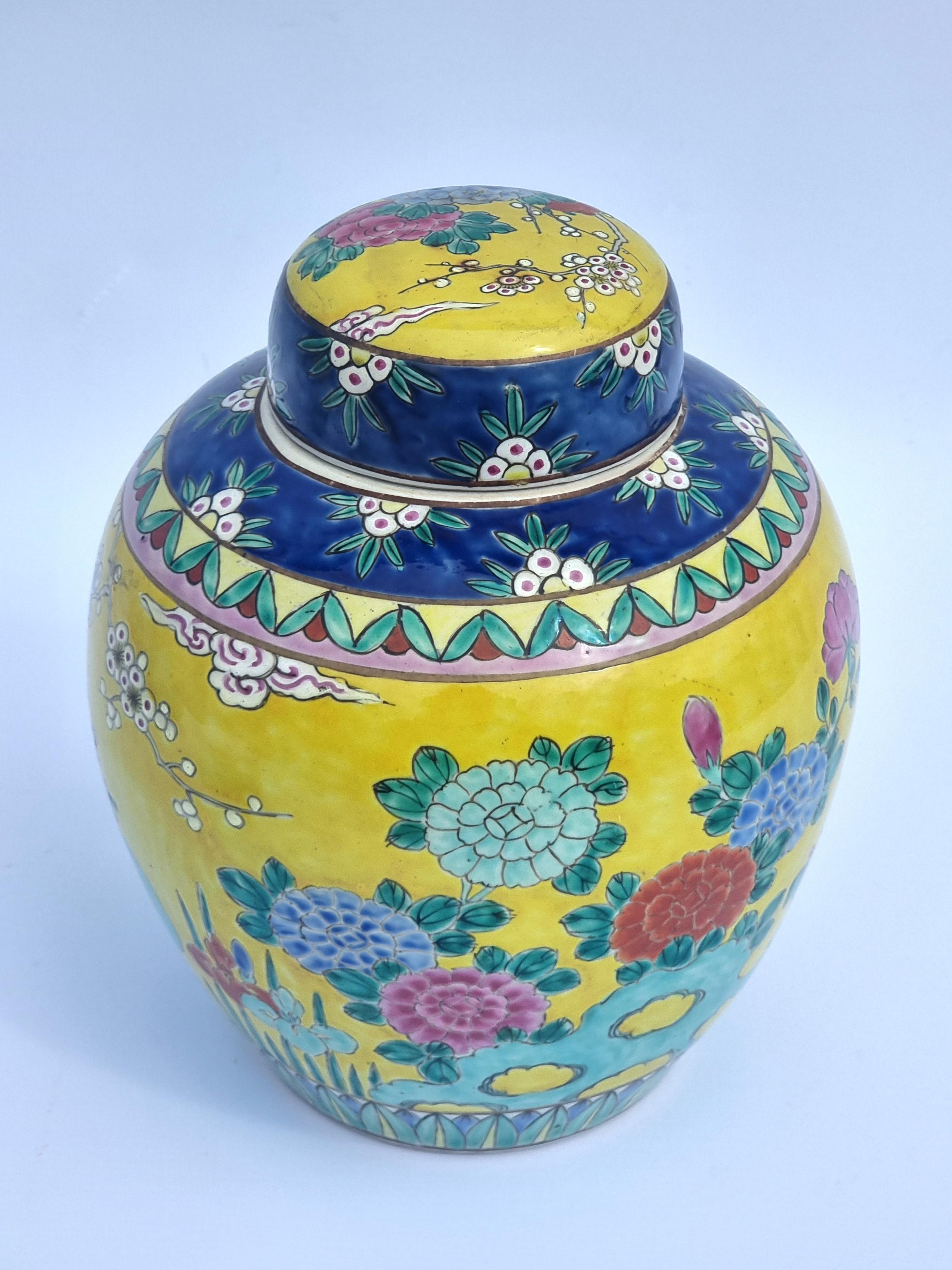 Une paire de couleurs  pots de gingembre chinois peints à la main avec couvercles circa 1930 en vente 11