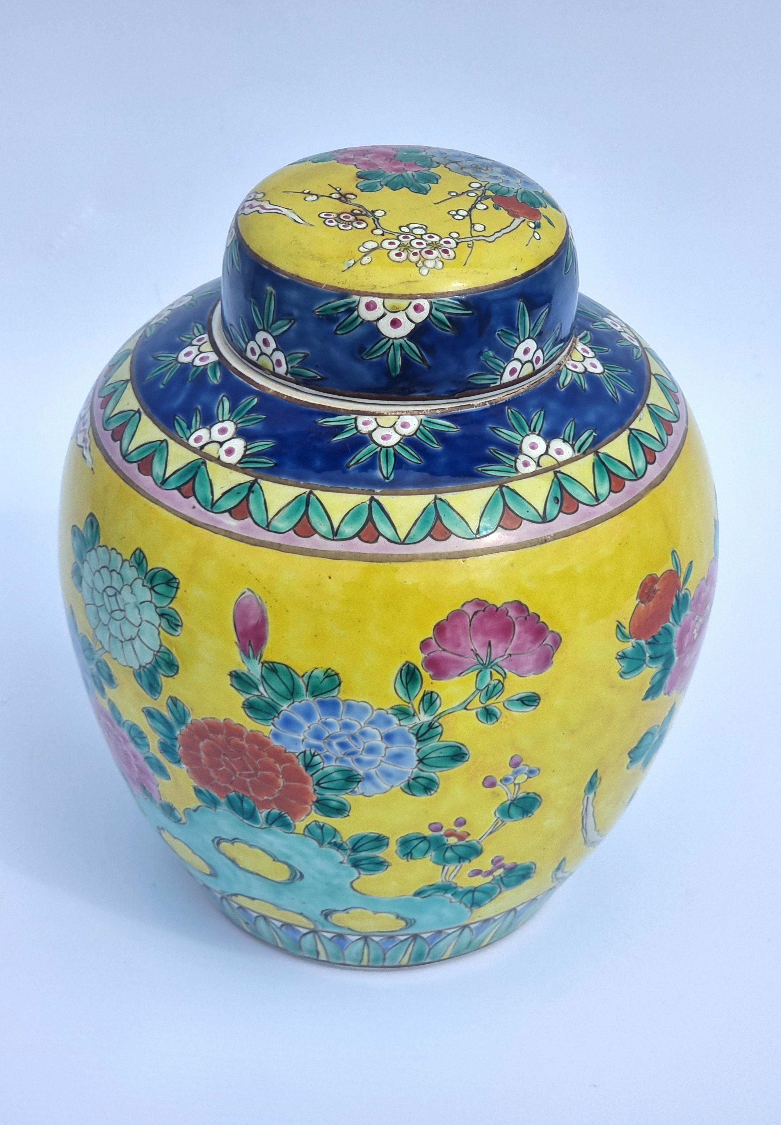 Une paire de couleurs  pots de gingembre chinois peints à la main avec couvercles circa 1930 en vente 12