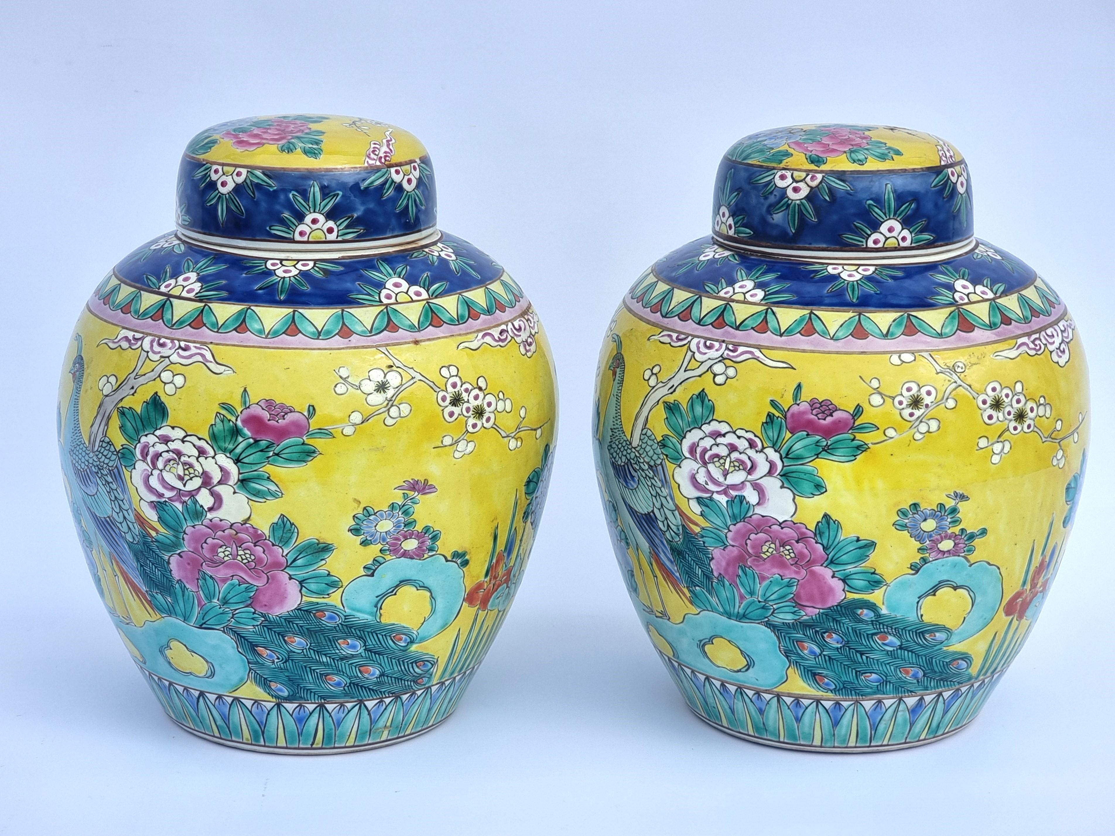 Exportation chinoise Une paire de couleurs  pots de gingembre chinois peints à la main avec couvercles circa 1930 en vente