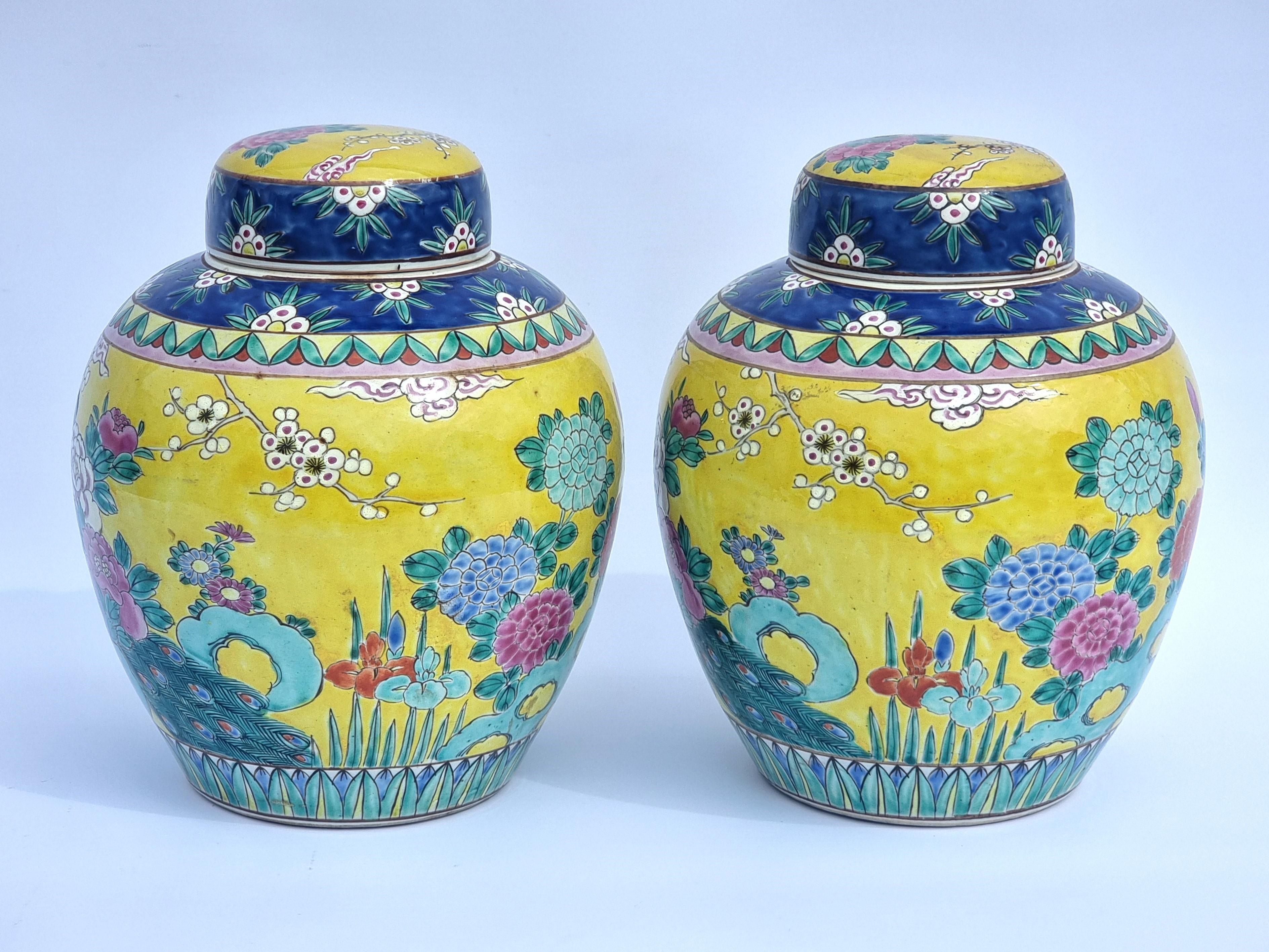 Chinois Une paire de couleurs  pots de gingembre chinois peints à la main avec couvercles circa 1930 en vente